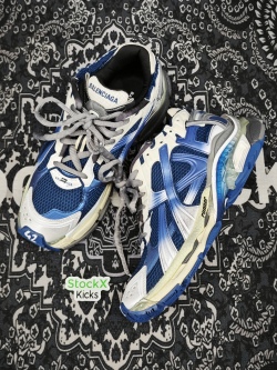 Balenciaga Runner Sneaker Gradient - Beige Navy 772774 WRUNG 2410 review stockxkicks 01