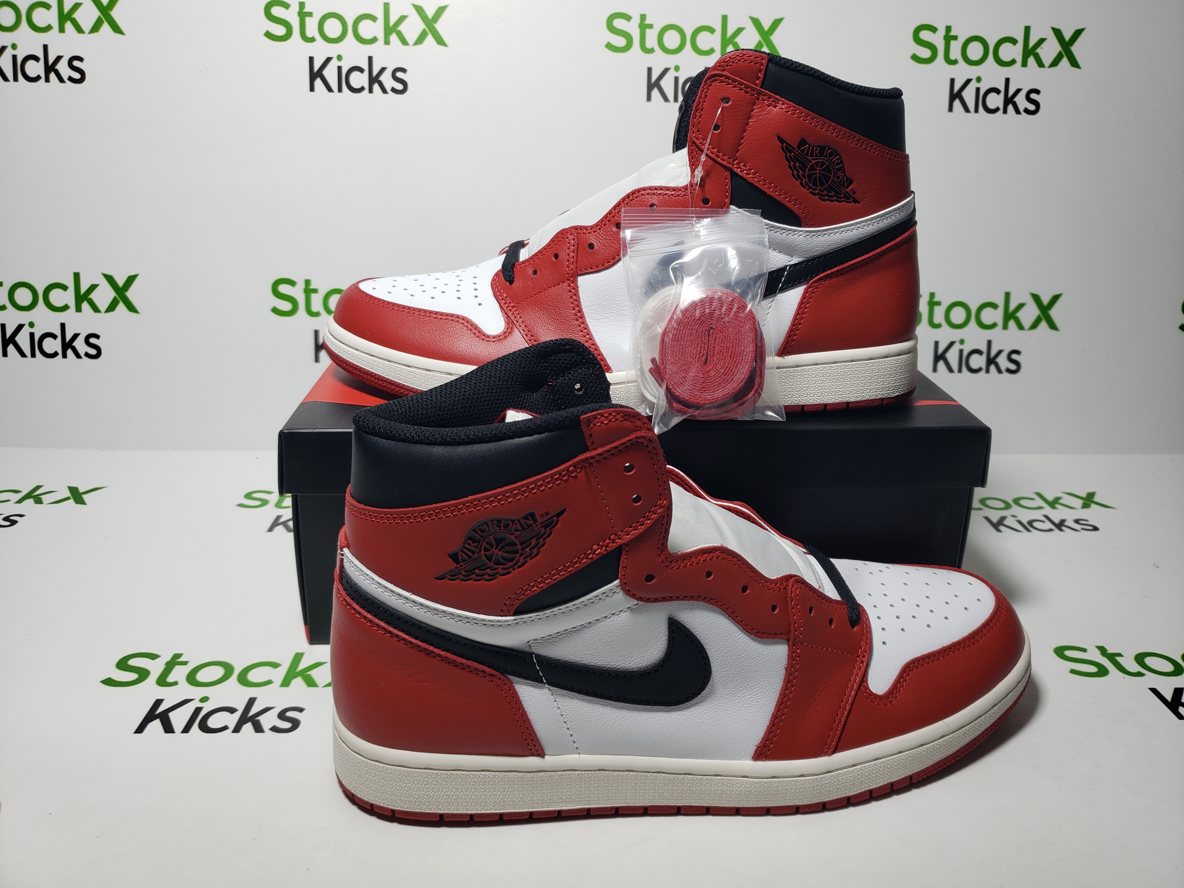 H12 Batch Air Jordan 1 Retro Chicago (2015) 555088-101 review Stockxkicks 01