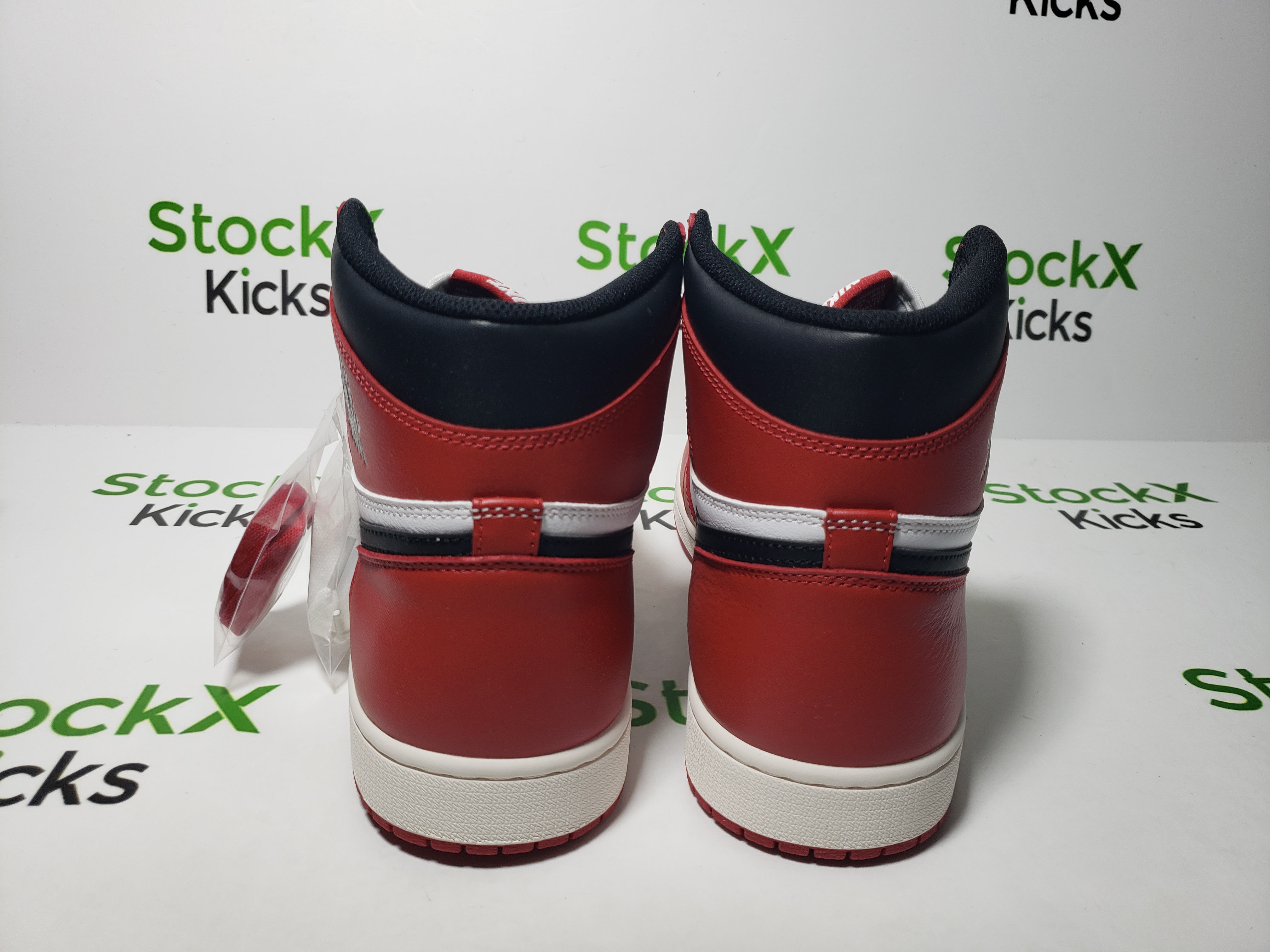 H12 Batch Air Jordan 1 Retro Chicago (2015) 555088-101 review Stockxkicks 03
