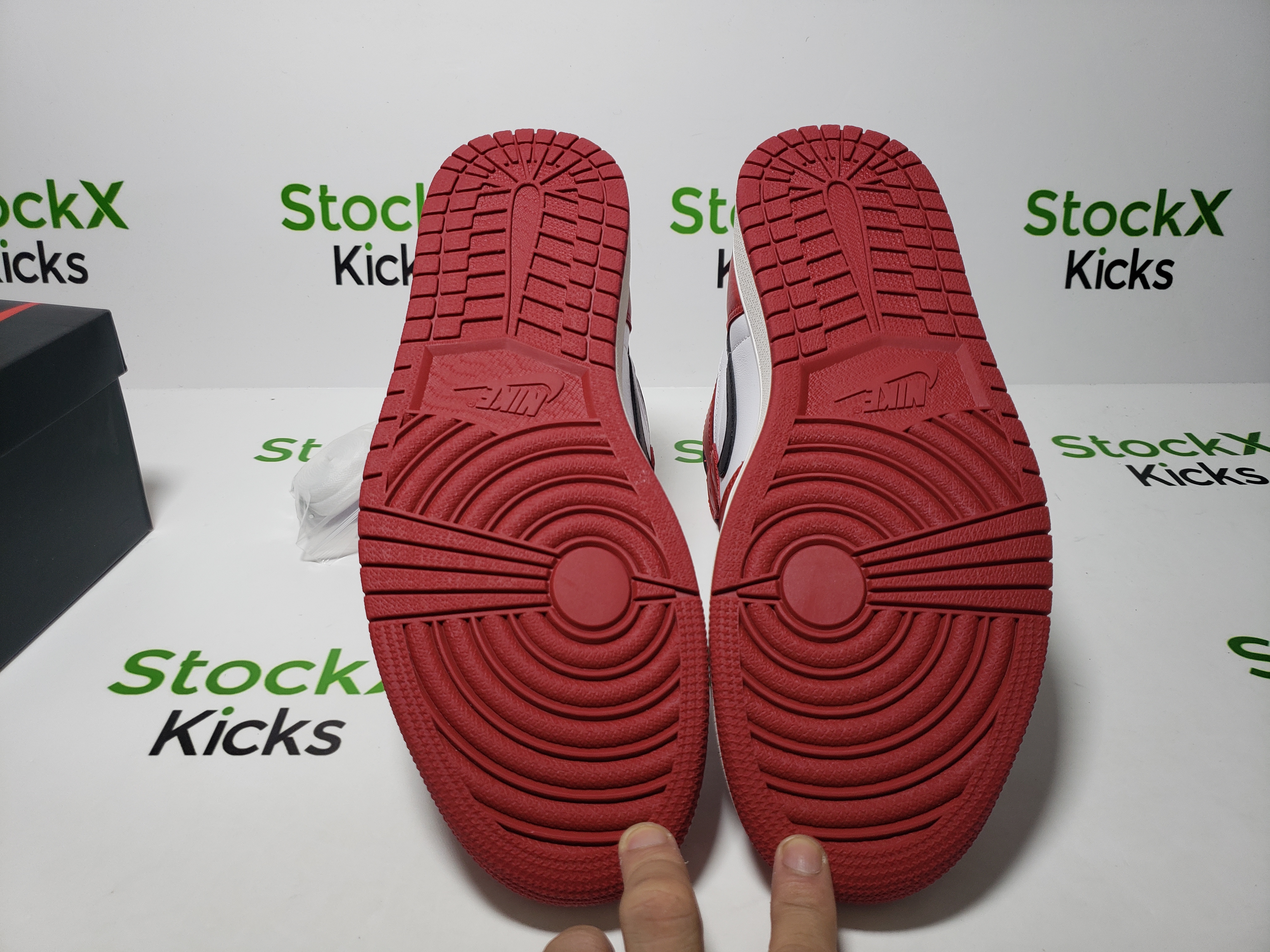 H12 Batch Air Jordan 1 Retro Chicago (2015) 555088-101 review Stockxkicks 05