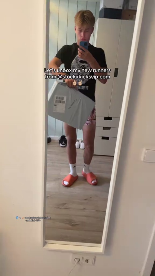 Balenciaga Runner Graffiti Black Red 677402 W3RB1 0102 review 