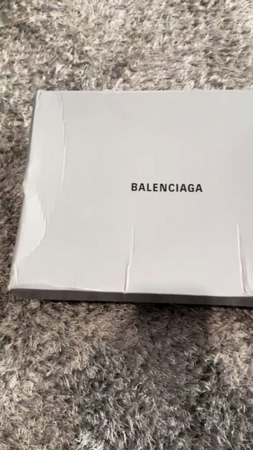 Balenciaga Runner Graffiti Black Red 677402 W3RB1 0102 review 