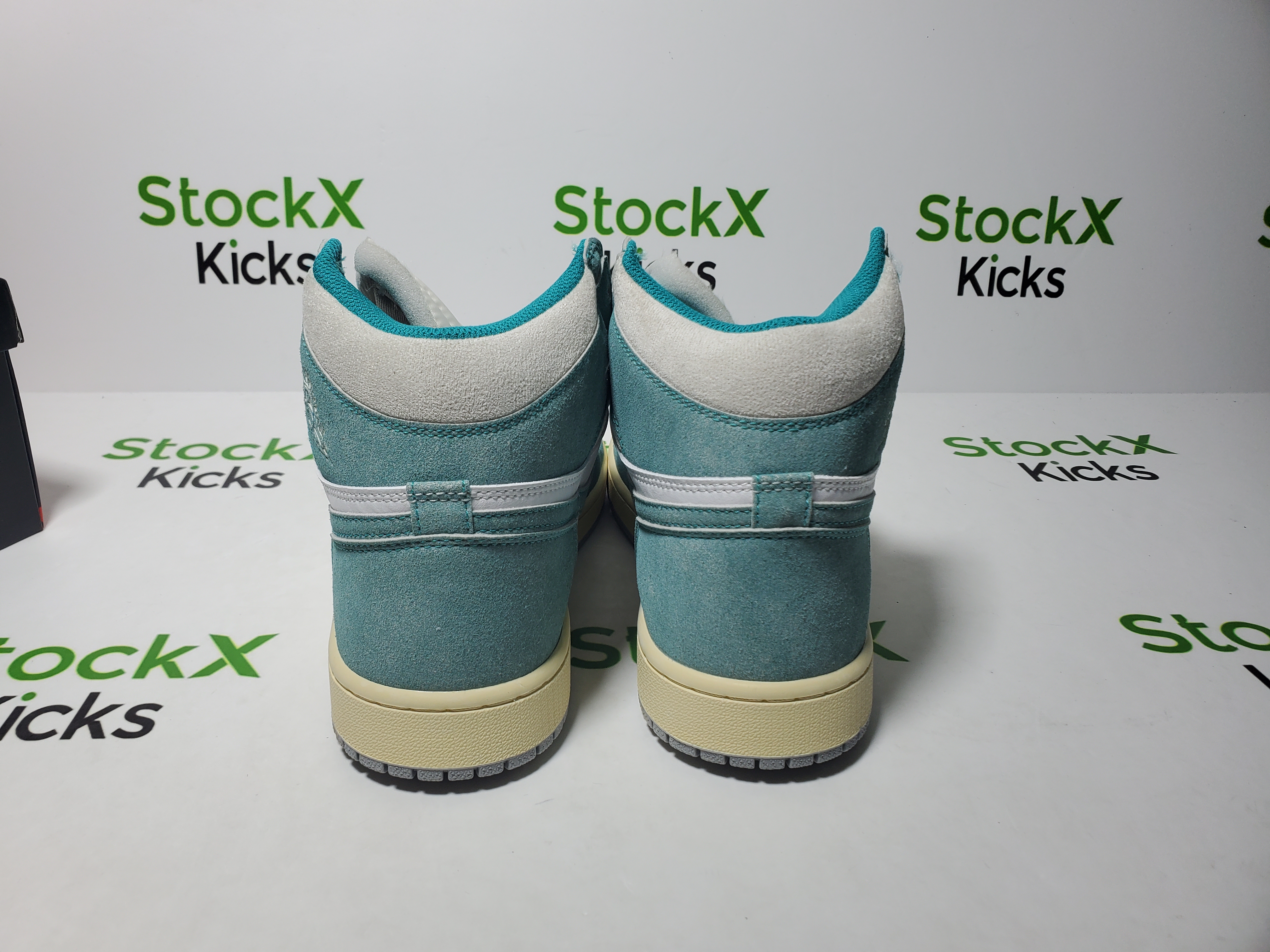  H12 Batch Air Jordan 1 Retro High Turbo Green 555088-311 review Stockxkicks 03