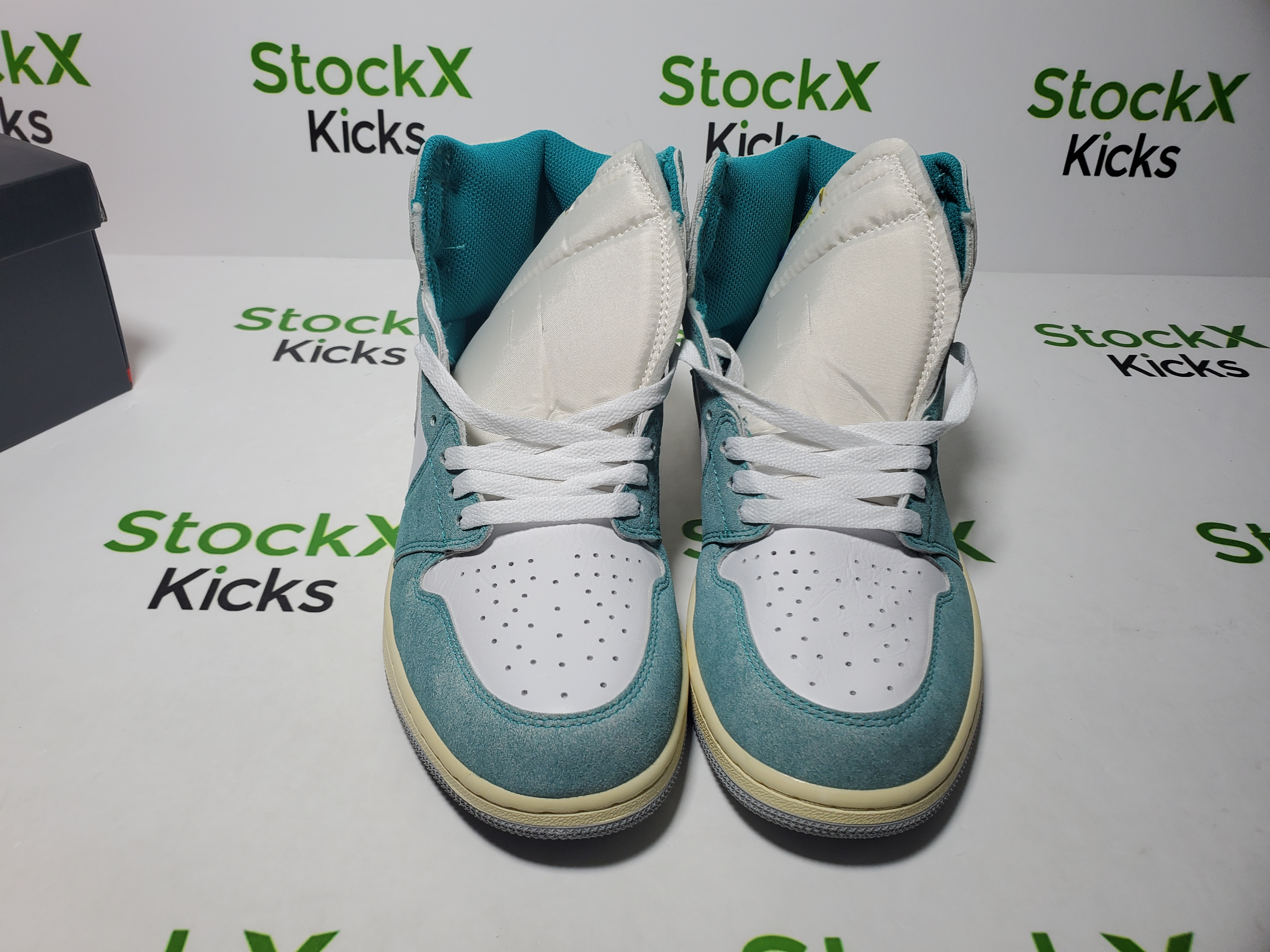  H12 Batch Air Jordan 1 Retro High Turbo Green 555088-311 review Stockxkicks 04