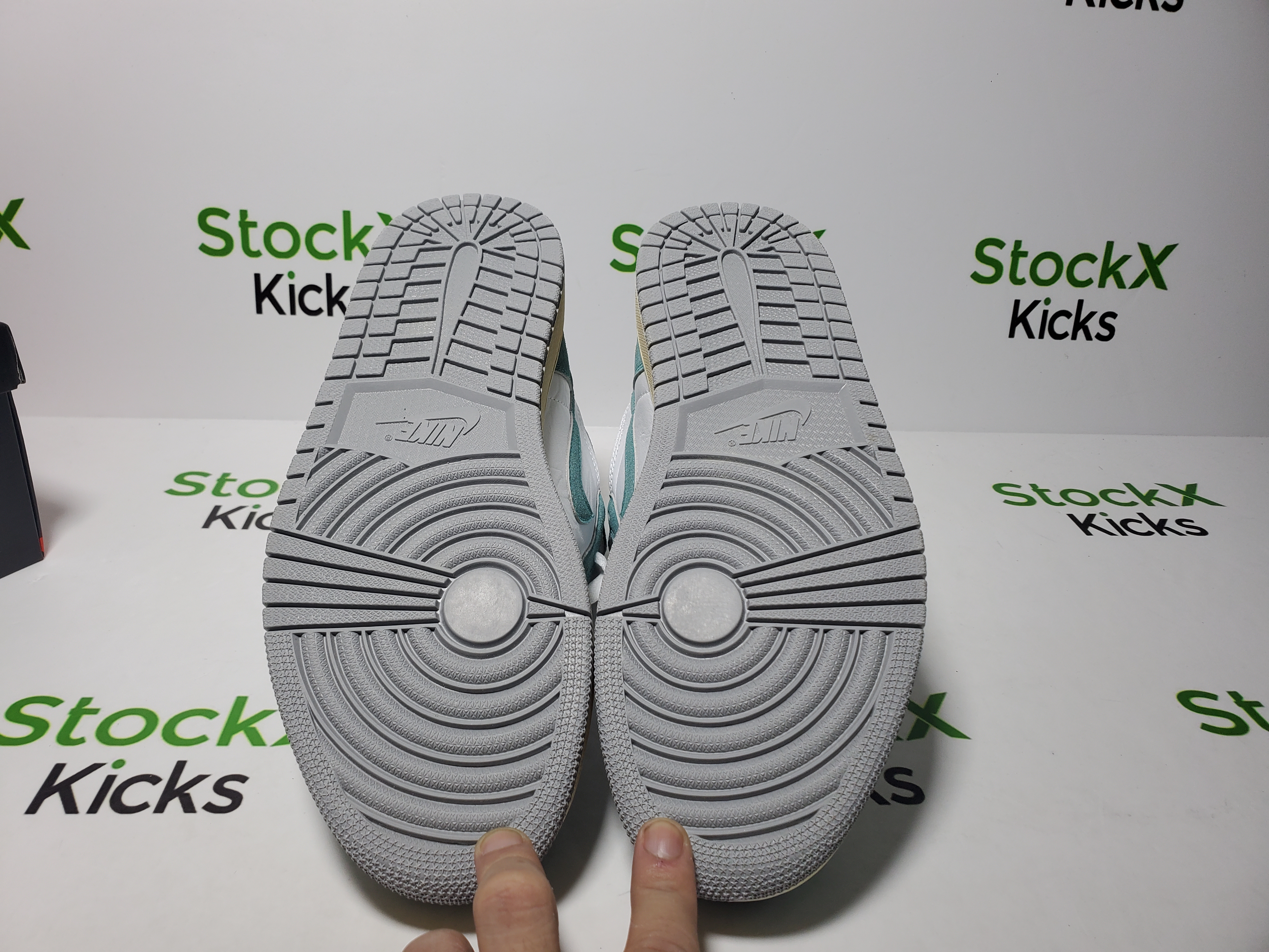  H12 Batch Air Jordan 1 Retro High Turbo Green 555088-311 review Stockxkicks 05