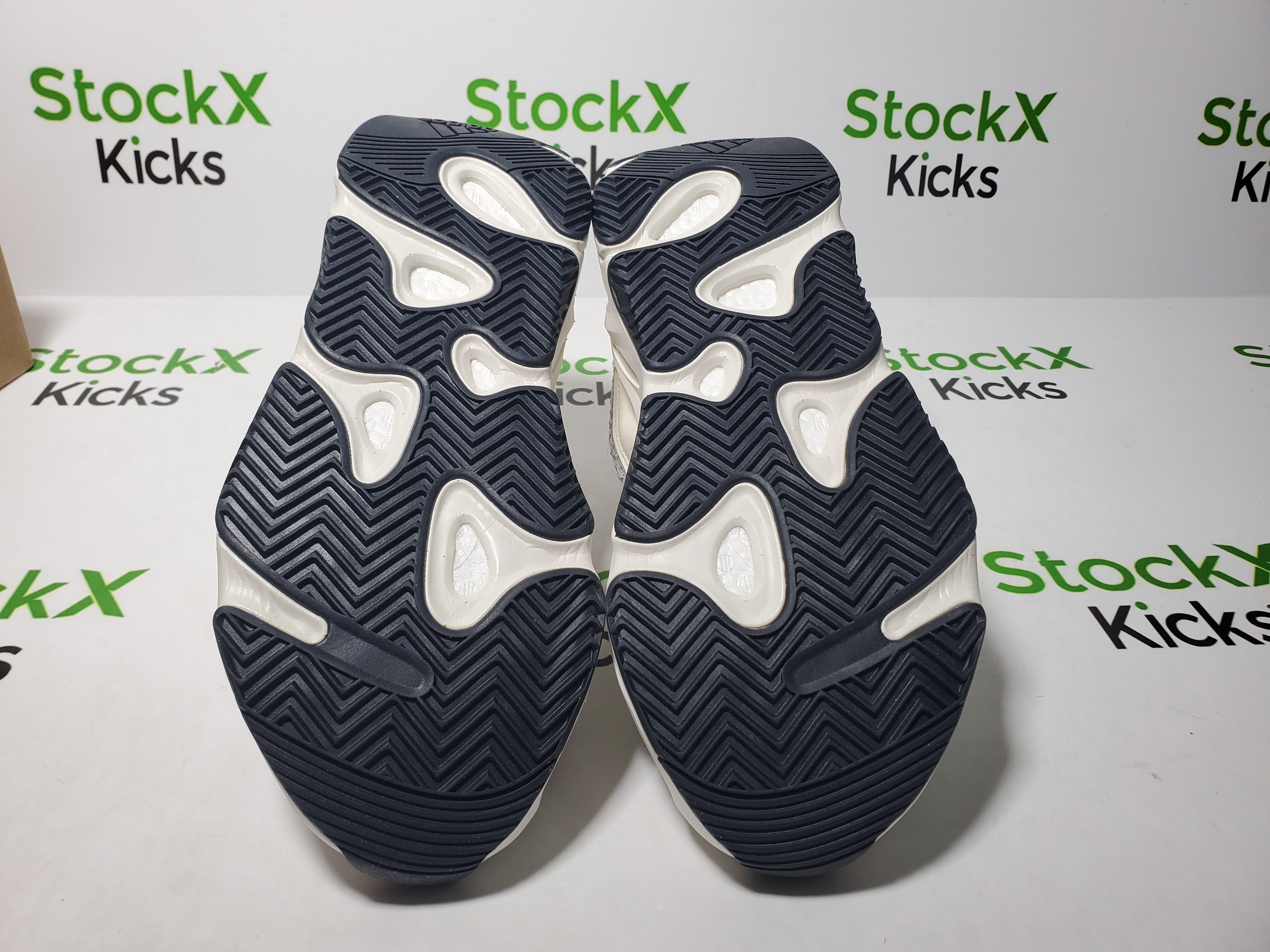 LJR Batch Yeezy Boost 700 V2 “Static” EF2829 review Stockxkicks 05