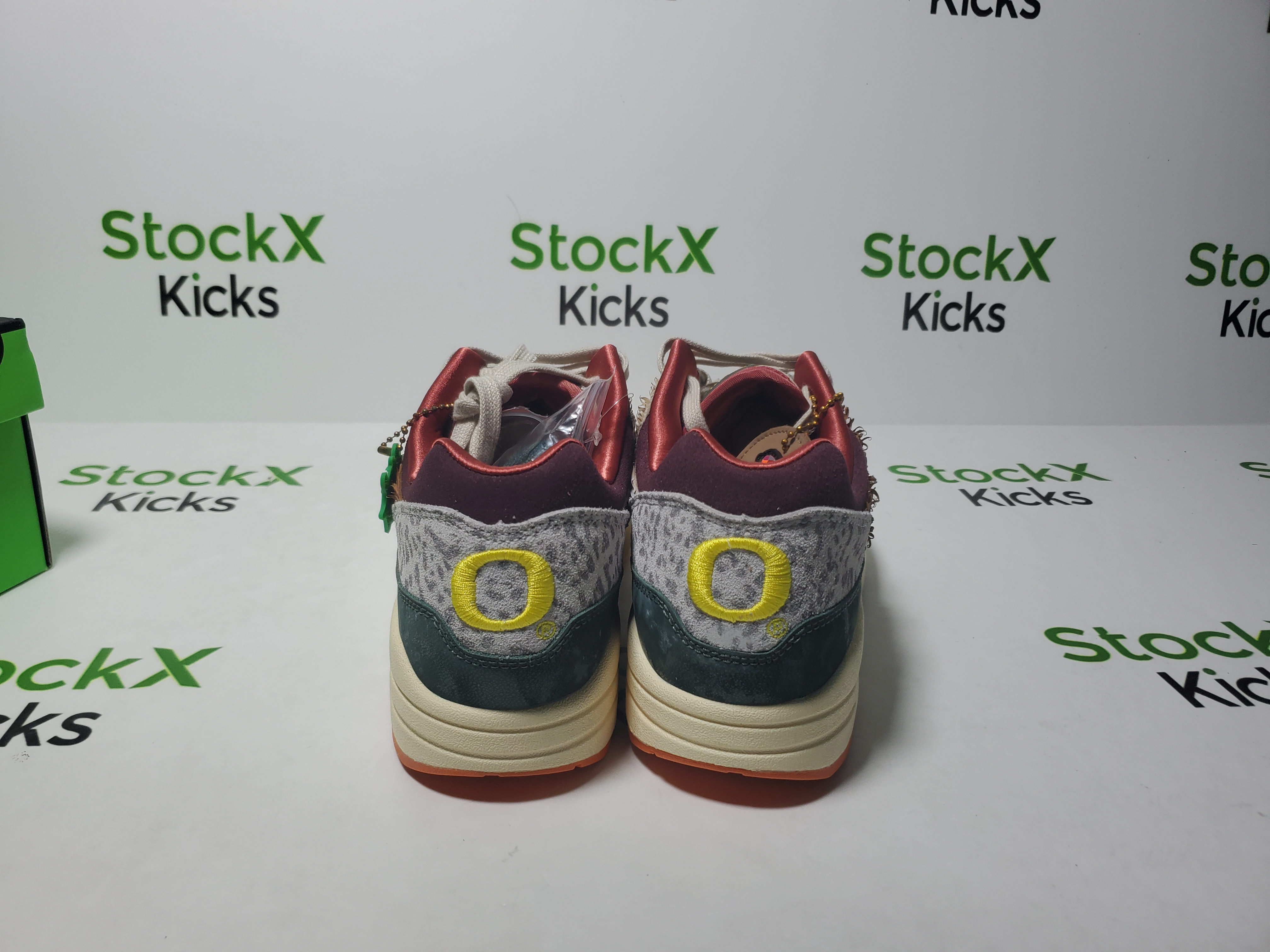 PK God Batch Nike Air Max 1 '87 Luxe University of Oregon PE (2024) HQ2639-100 review Stockxkicks 03