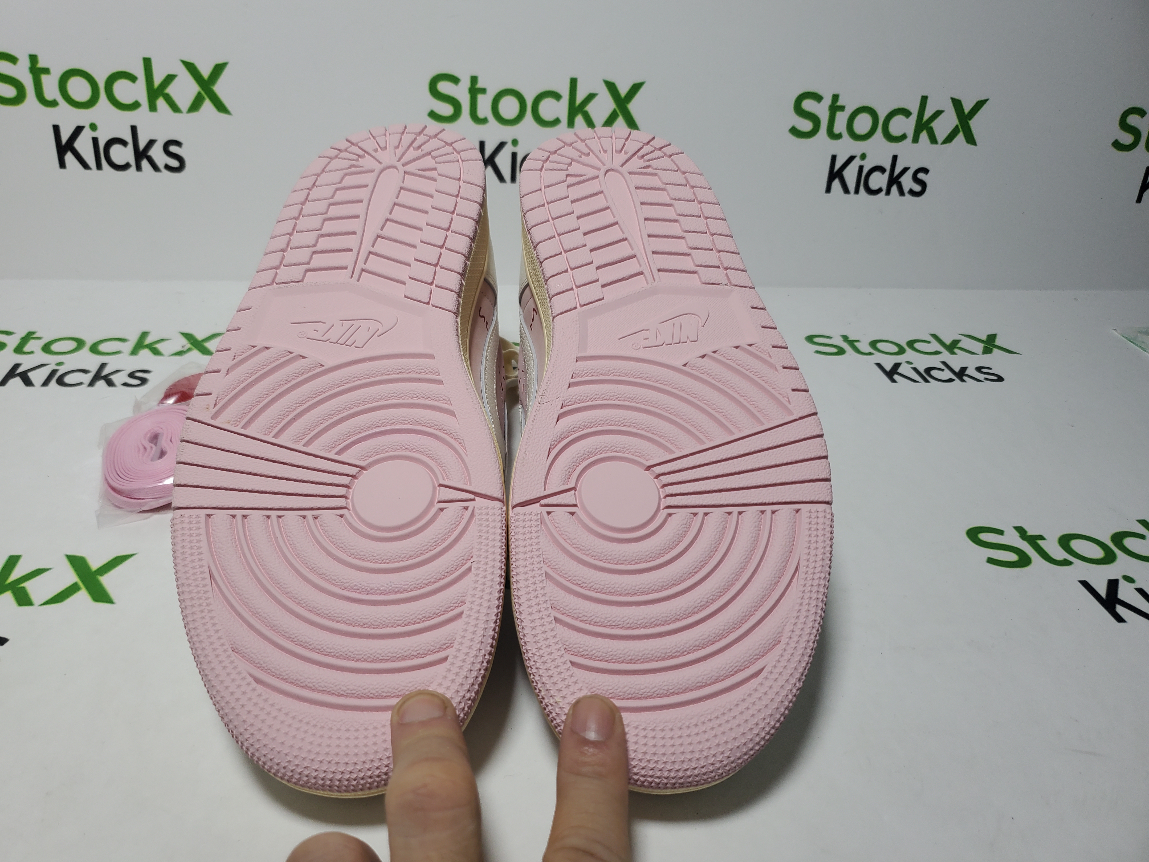 PK God Batch Air Jordan 1 Low Travis Scott White Pink DM7866-600 review Stockxkicks 05