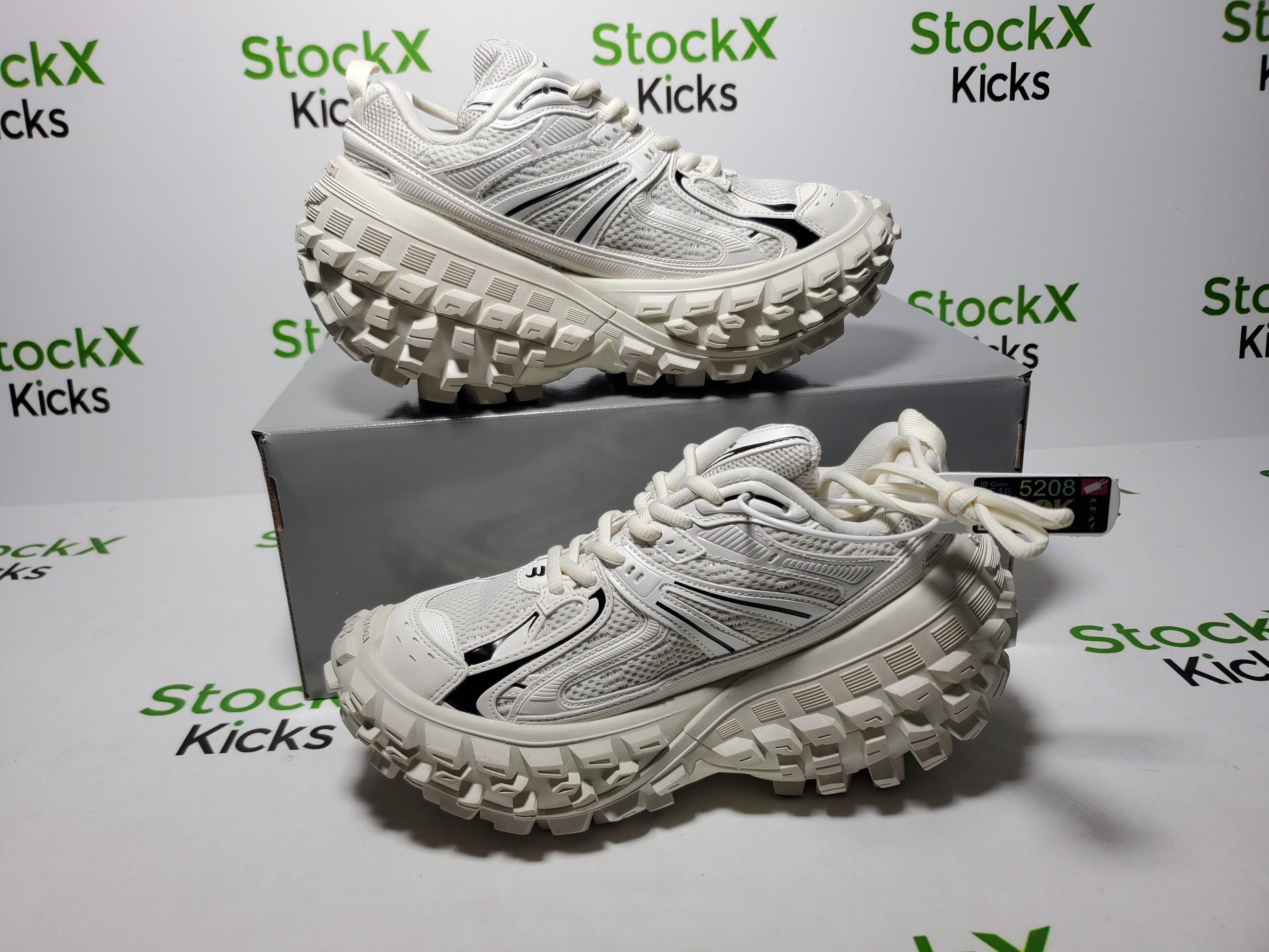 Balenciaga Defender All White 685611 W1RB3 1201 review Balenciaga 02