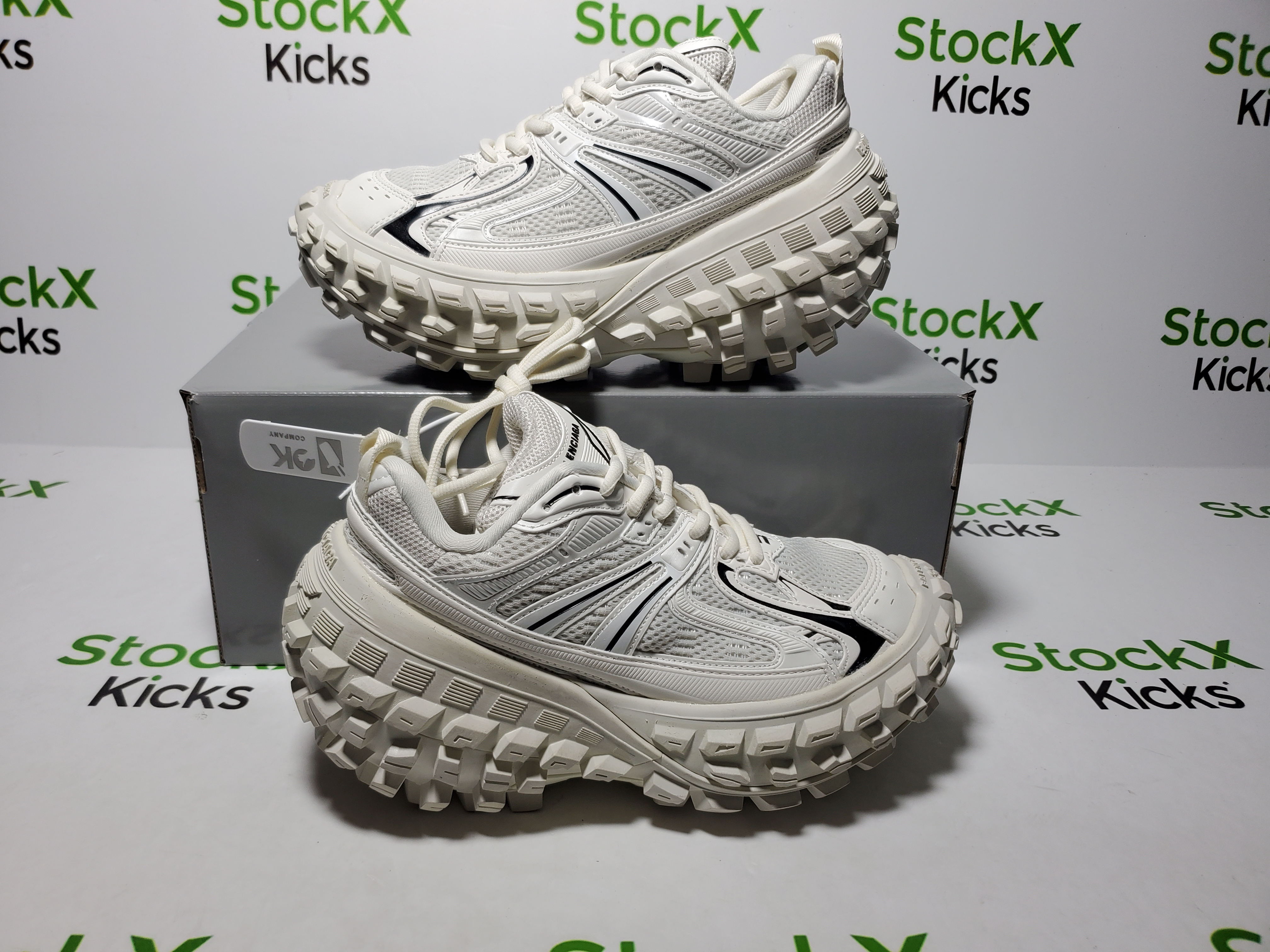 Balenciaga Defender All White 685611 W1RB3 1201 review Balenciaga 01