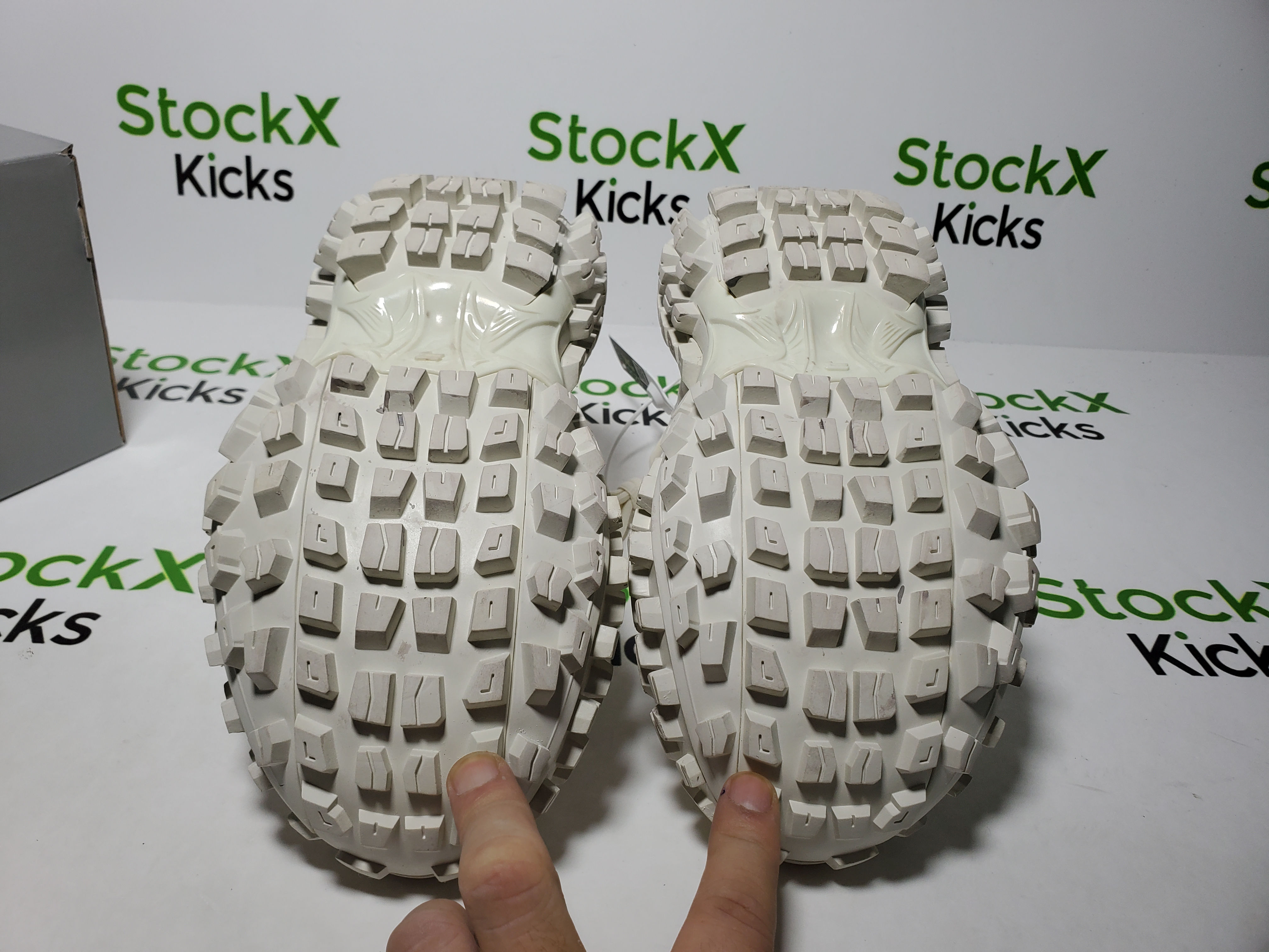 Balenciaga Defender All White 685611 W1RB3 1201 review Balenciaga 05