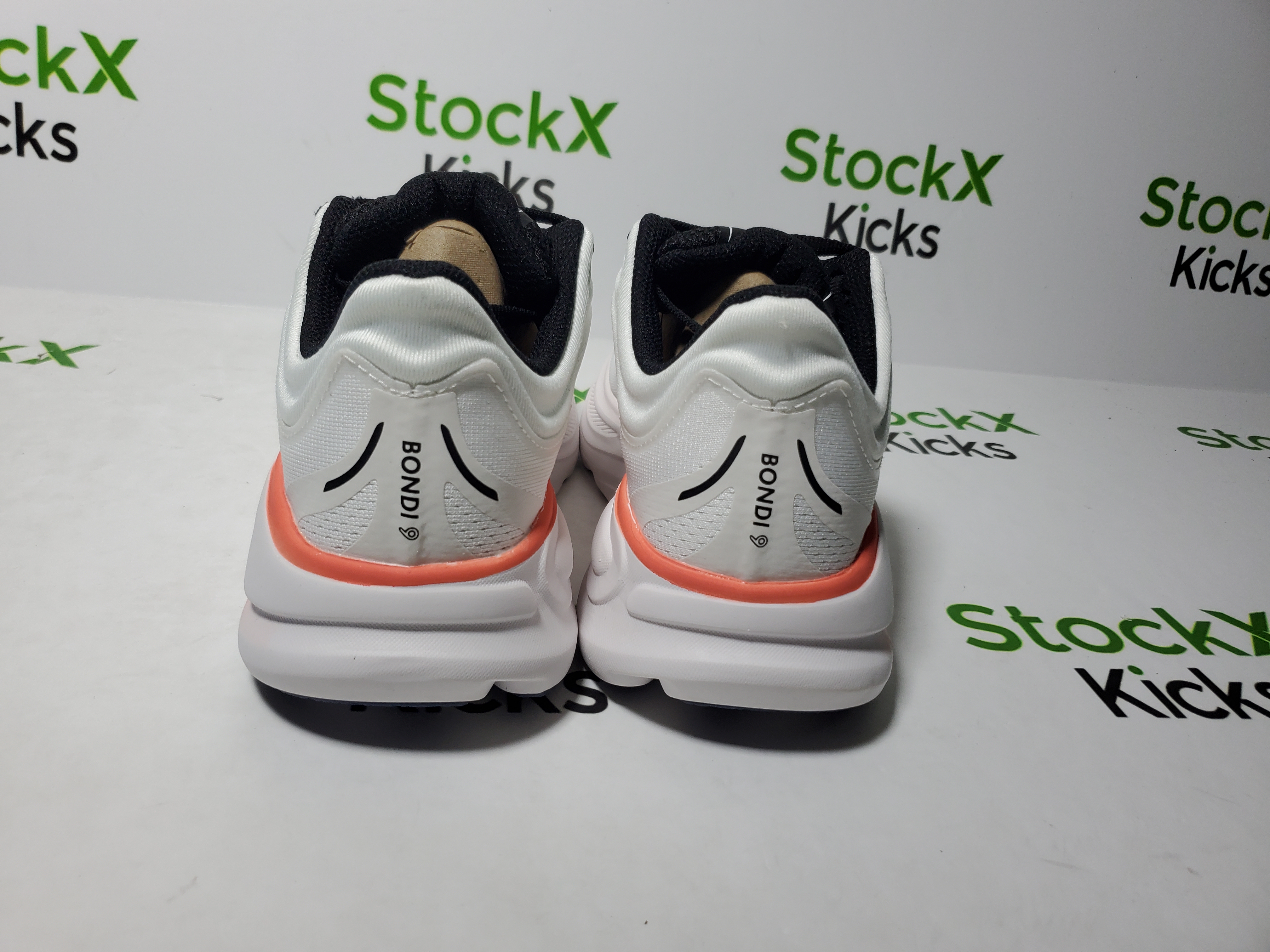 Hoka One One Bondi 9 Black White Red 1162011-WBLC review Stockicks 03