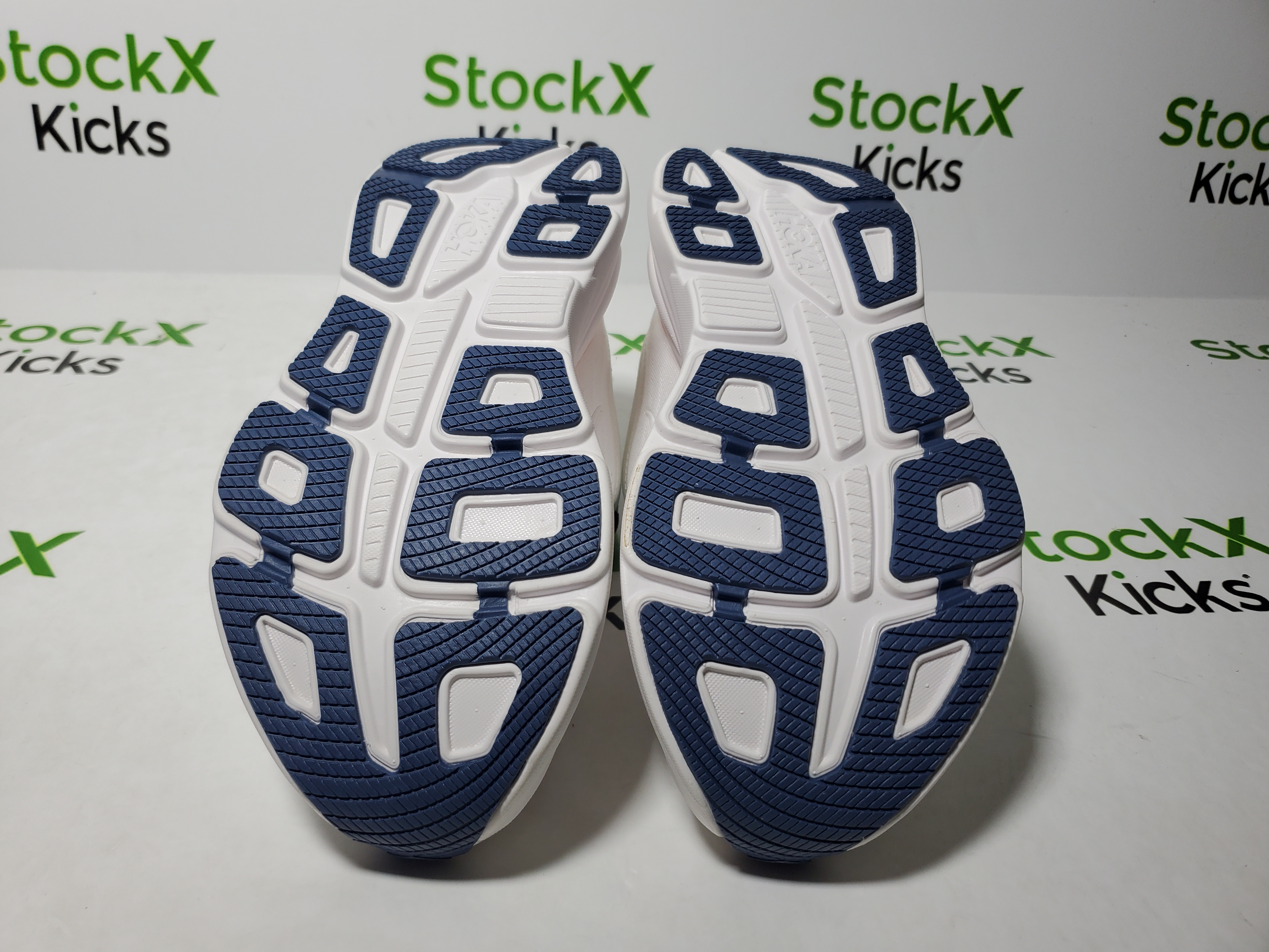 Hoka One One Bondi 9 Black White Red 1162011-WBLC review Stockicks 05