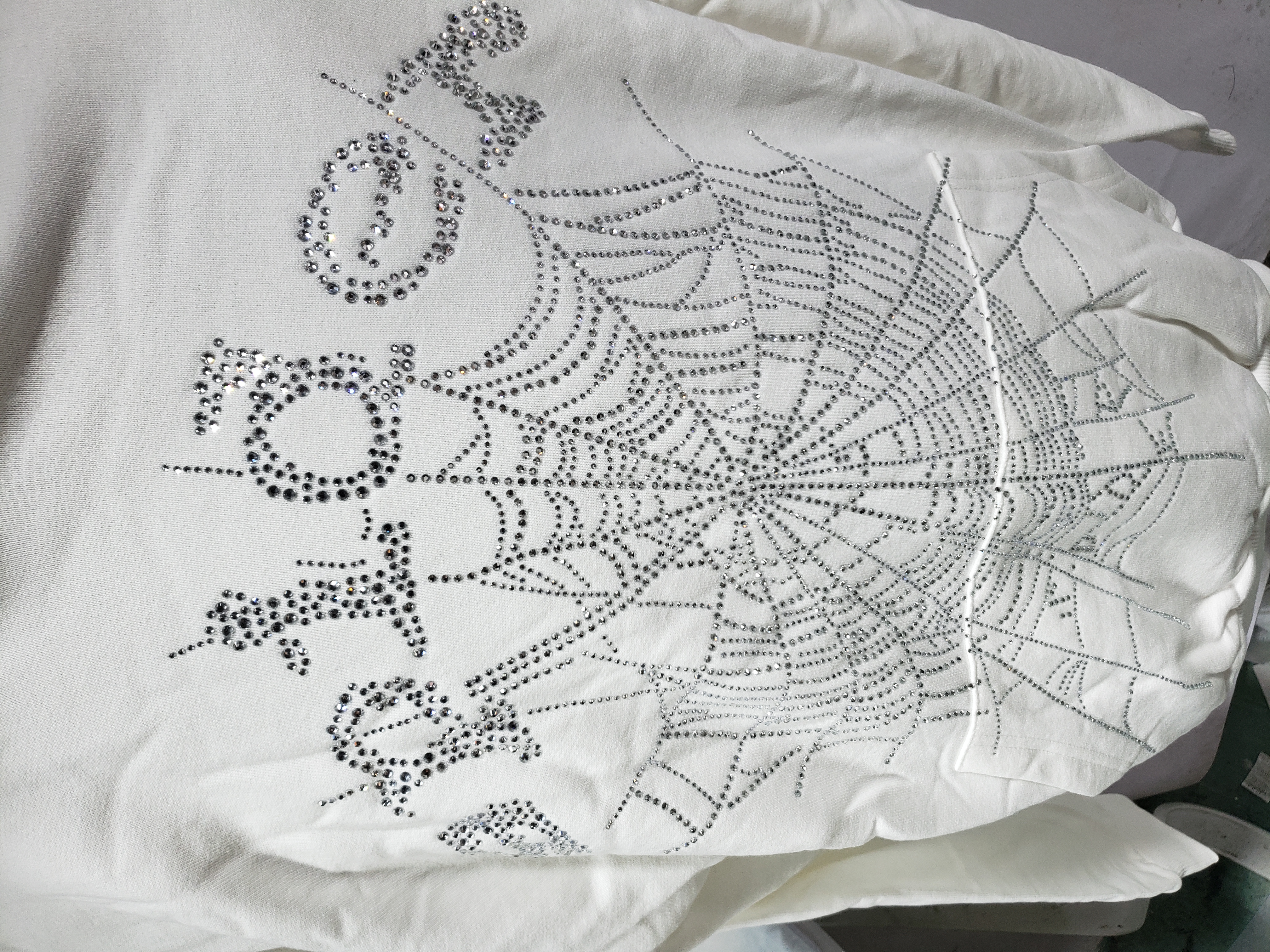 Sp5der OG Rhinestone Hoodie White YZ EG938 review Stockicks 02