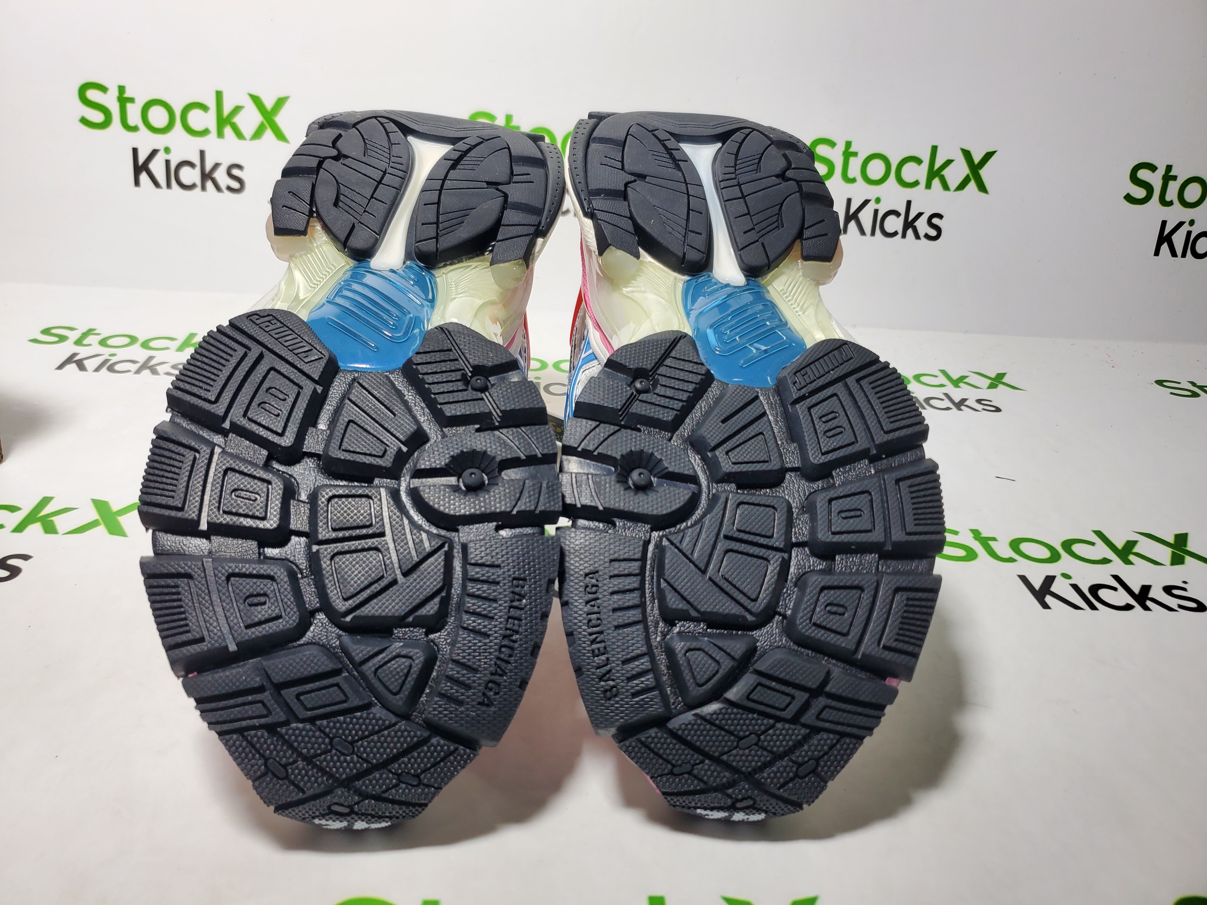 Balenciaga Runner White Blue Red 677402 W3RB6 9645 review Stockicks 05