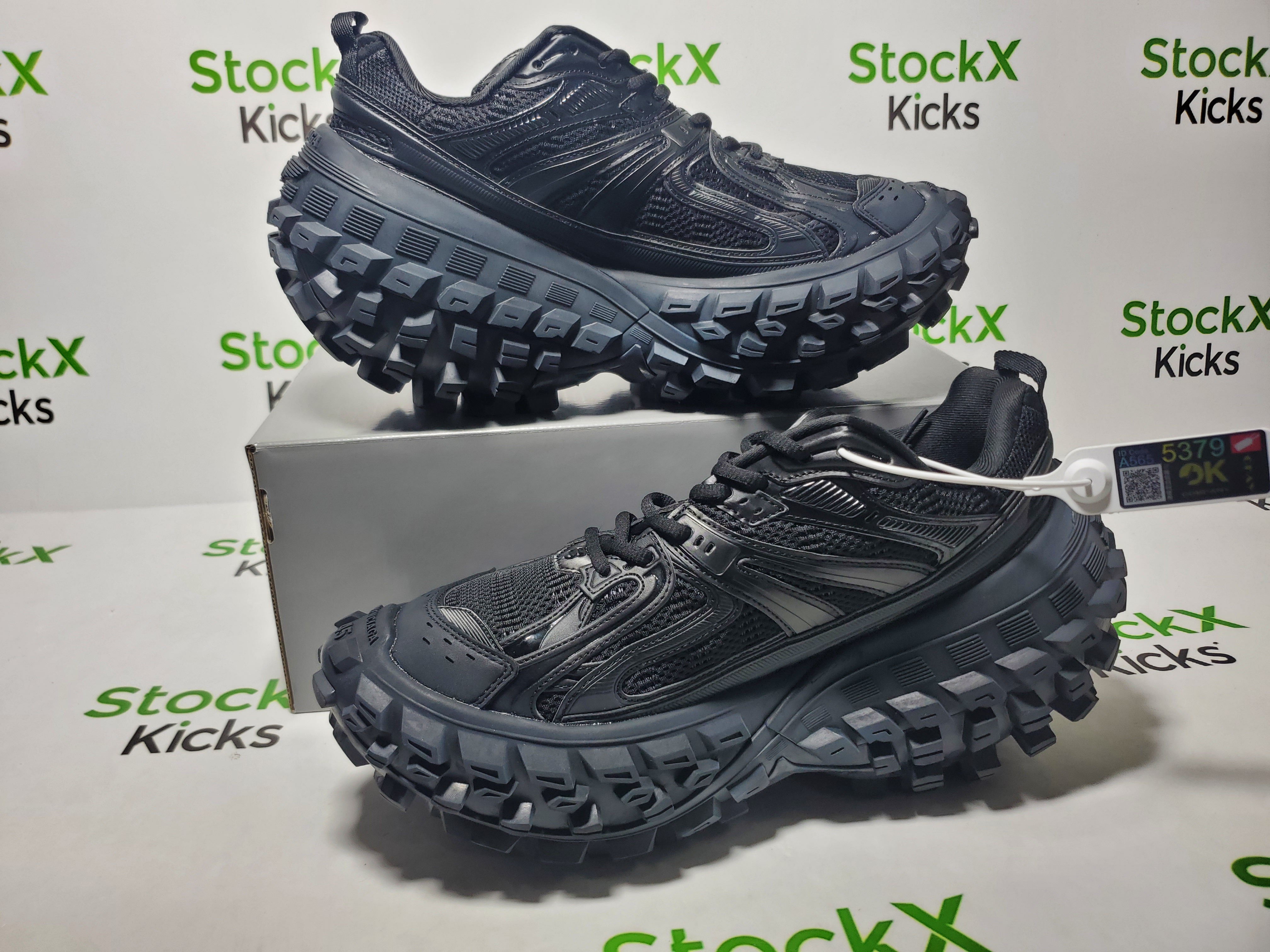 Balenciaga Defender Black 685613 W2RA6 1000 review Stockicks 02