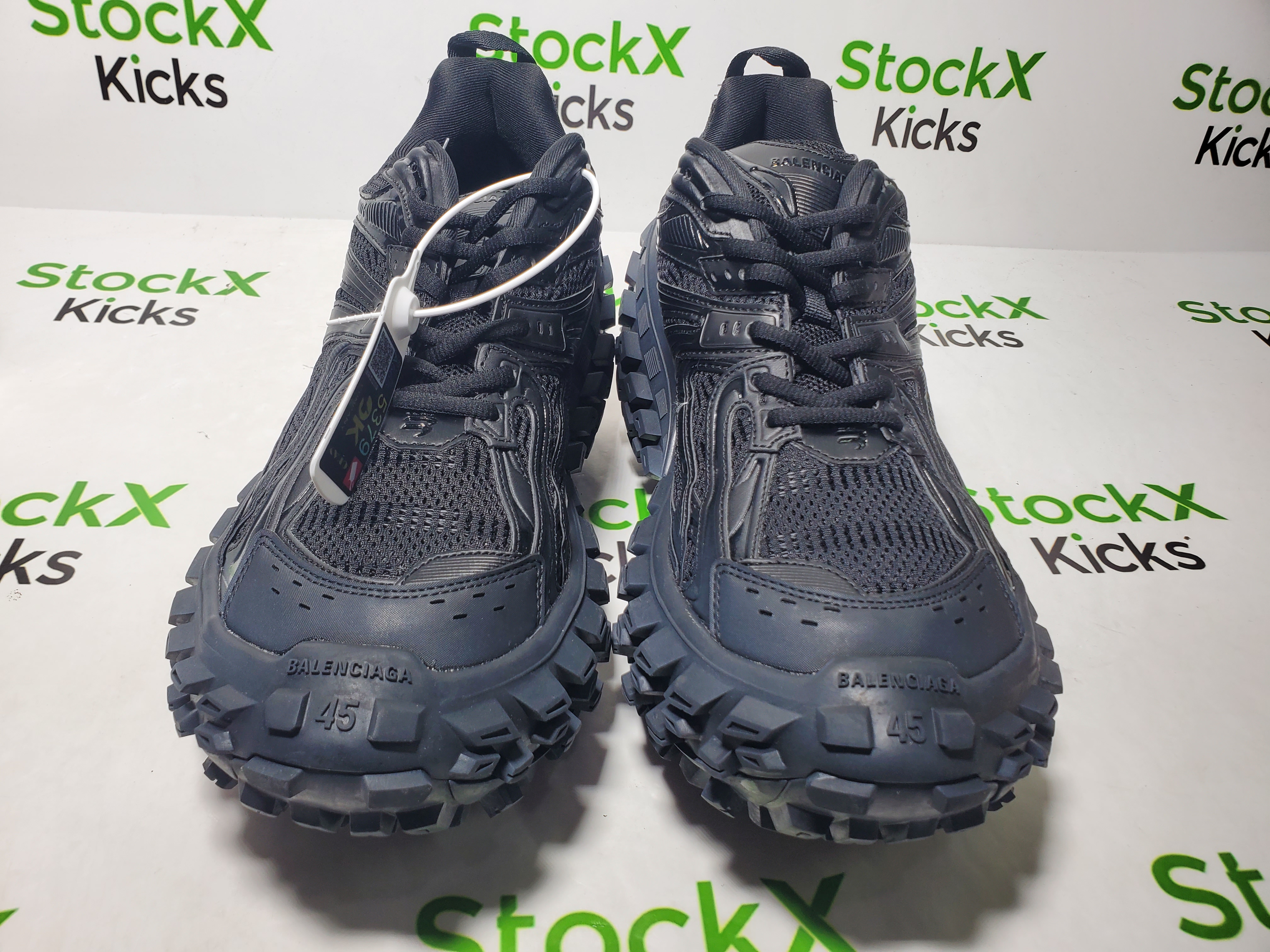 Balenciaga Defender Black 685613 W2RA6 1000 review Stockicks 04