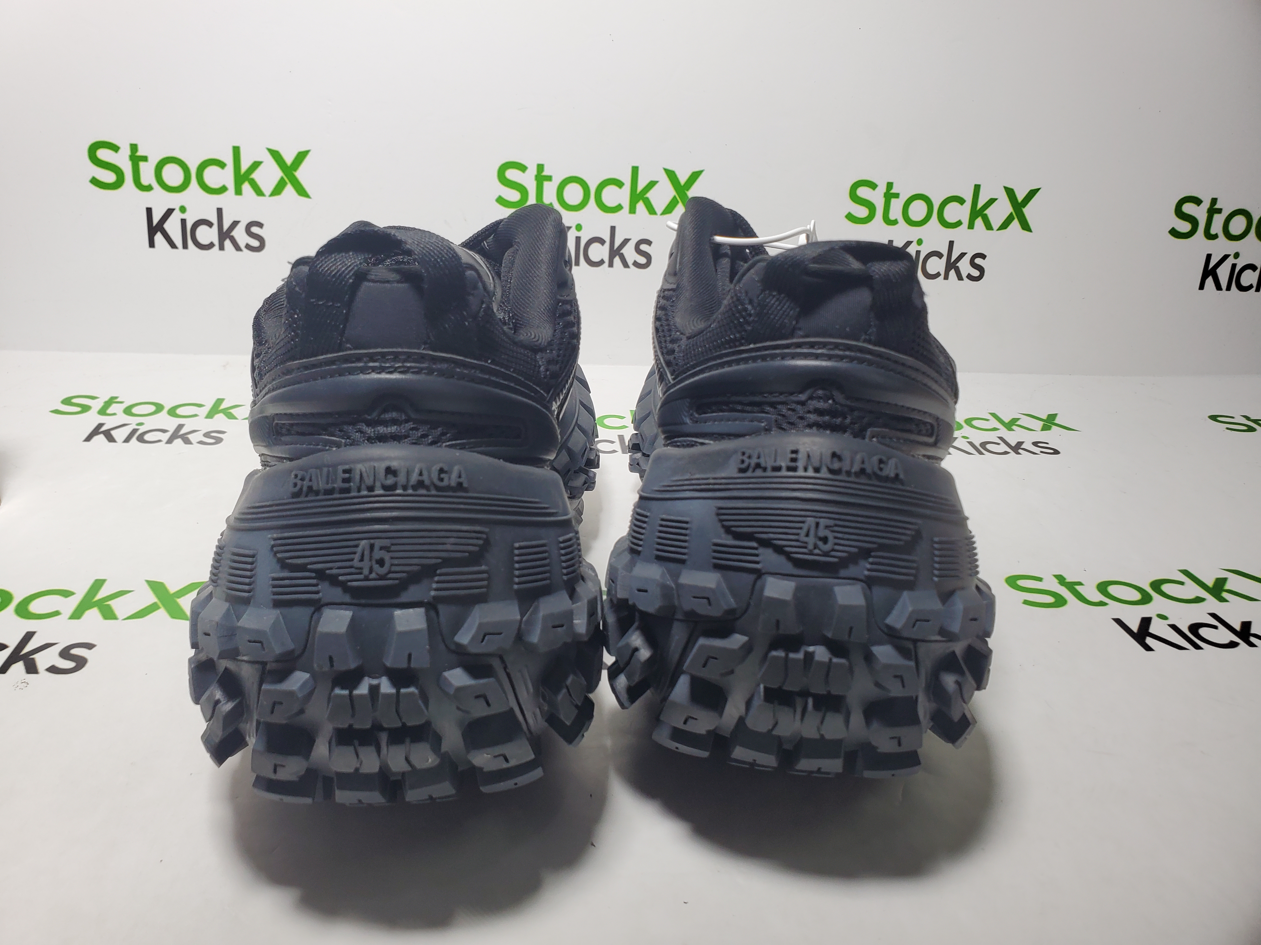 Balenciaga Defender Black 685613 W2RA6 1000 review Stockicks 03