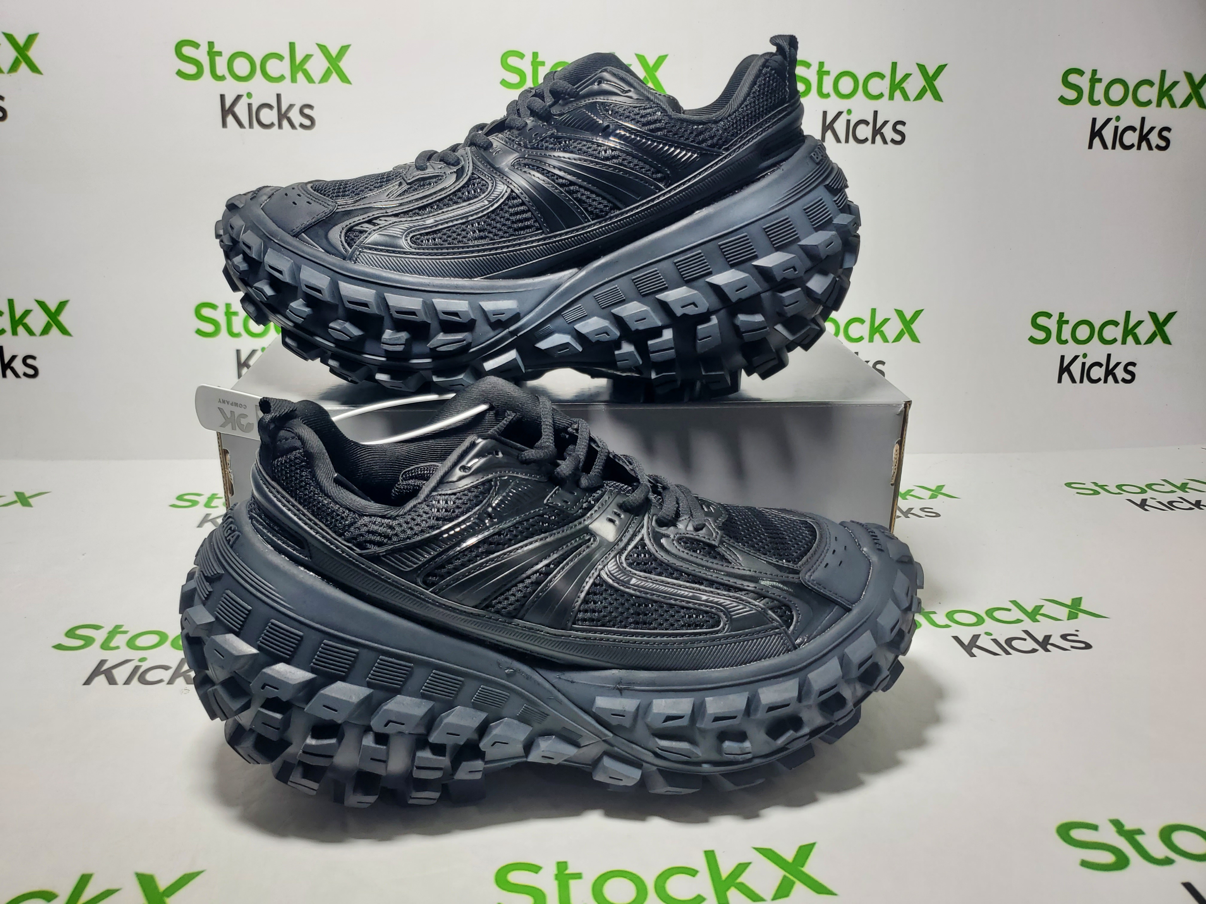 Balenciaga Defender Black 685613 W2RA6 1000 review Stockicks 01