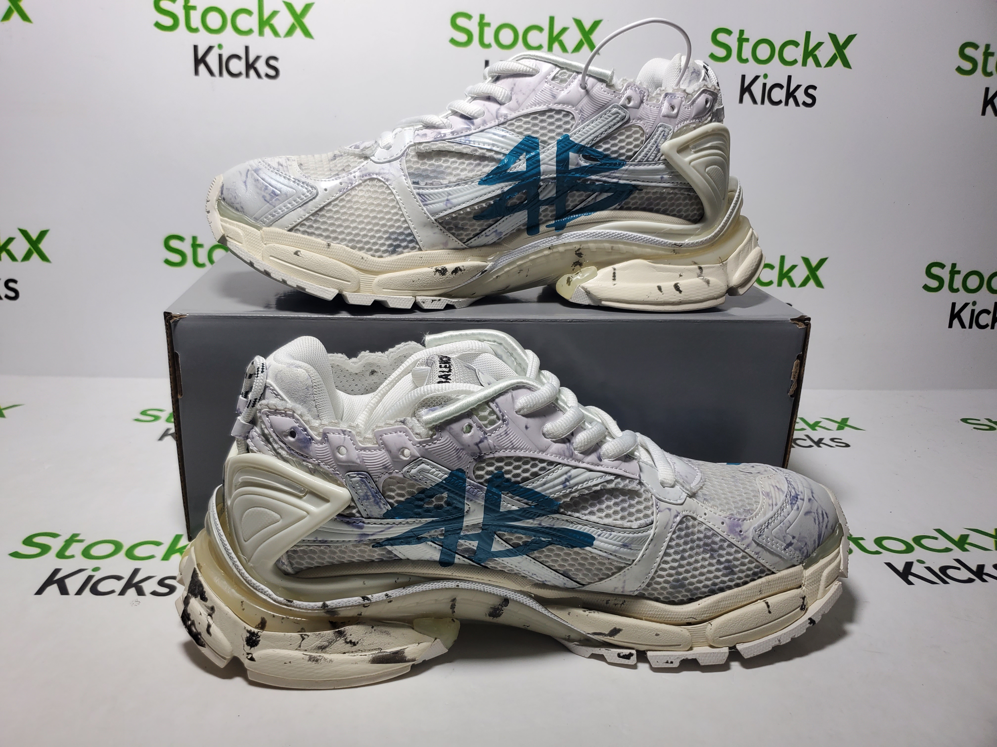 Balenciaga Runner Sneaker Graffiti - White Blue 772774 W3RBQ 9040 review Stockicks 01
