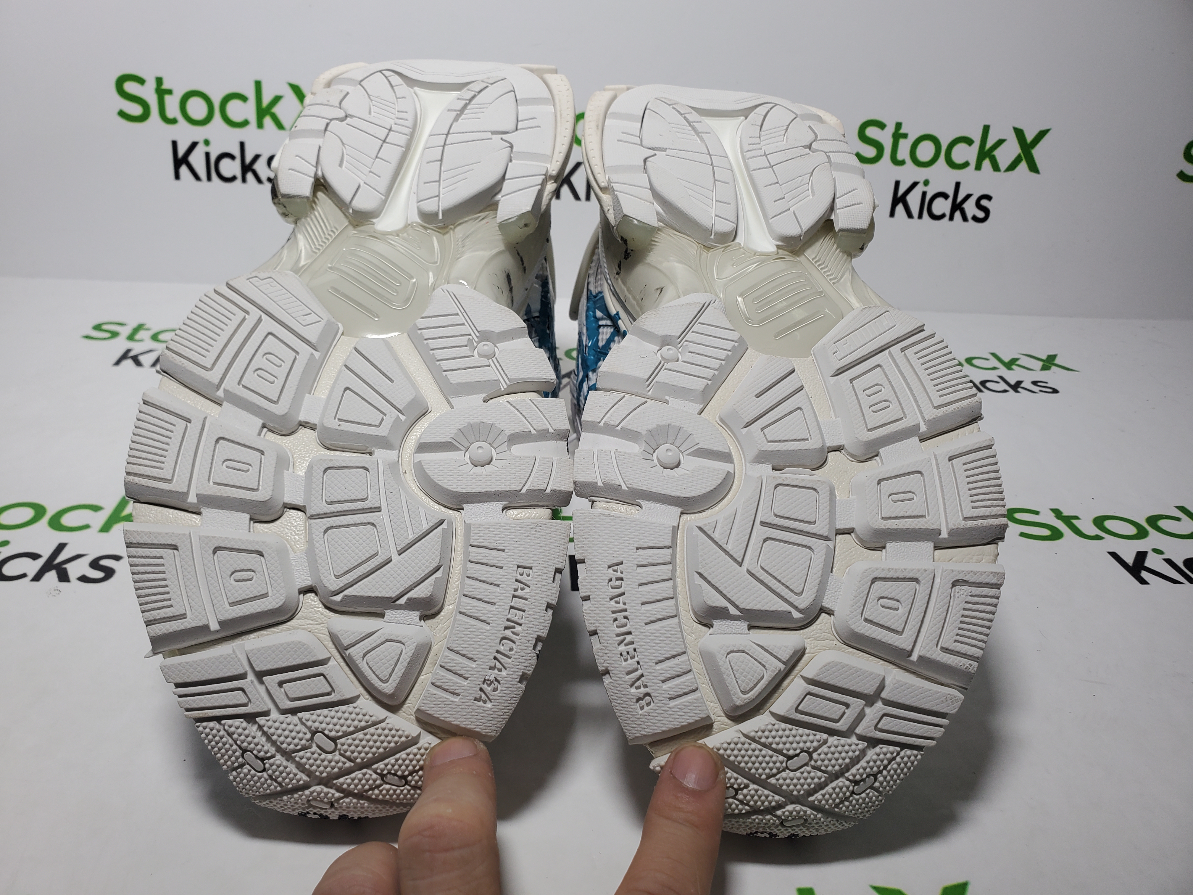 Balenciaga Runner Sneaker Graffiti - White Blue 772774 W3RBQ 9040 review Stockicks 05