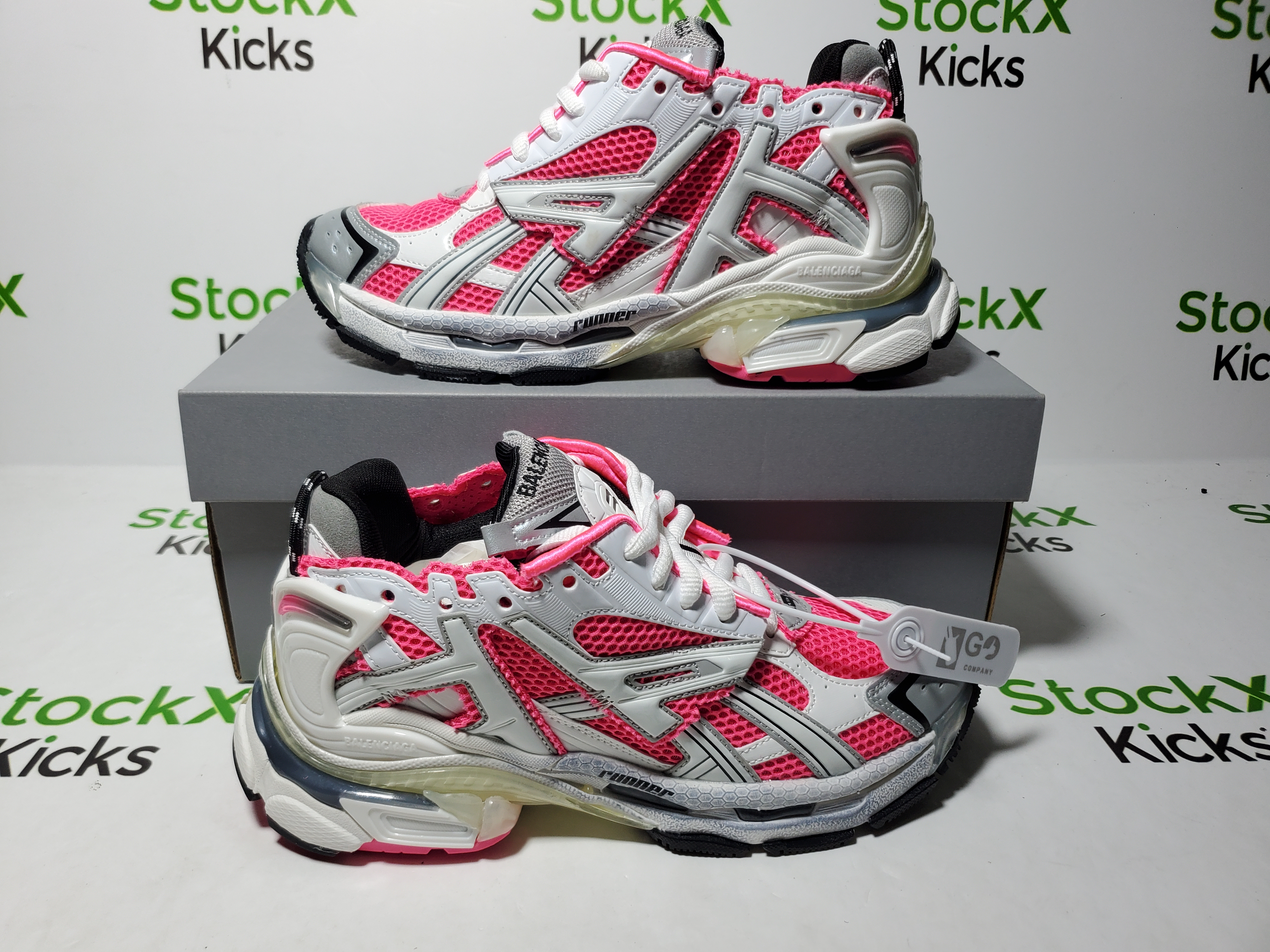 Balenciaga Runner White Fluo Pink 677402 W3RBN 9155 review Stockicks 05