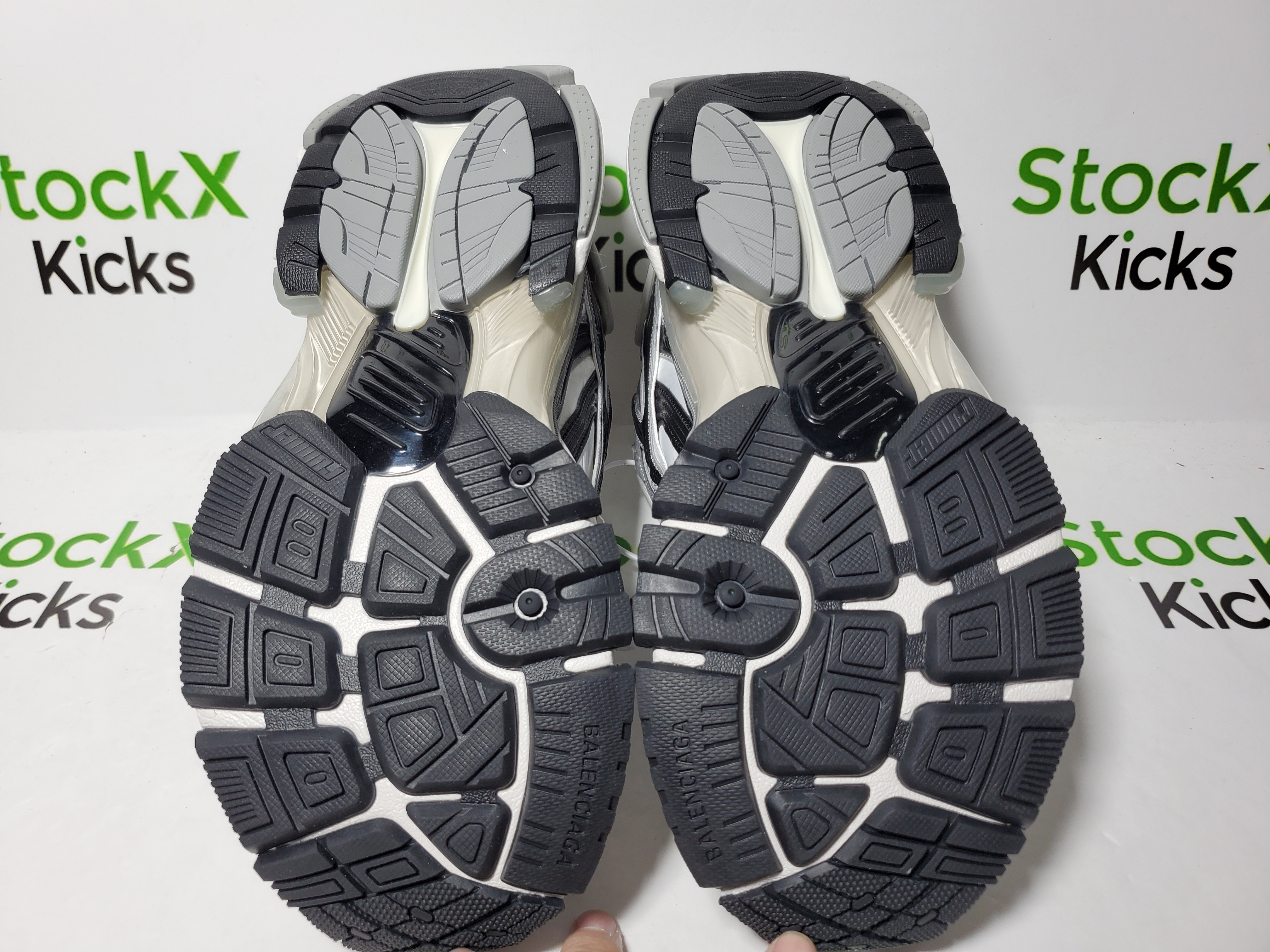 Balenciaga Runner Sneaker Grey White Black 772774 W3RNY 9012 review Stockicks 04