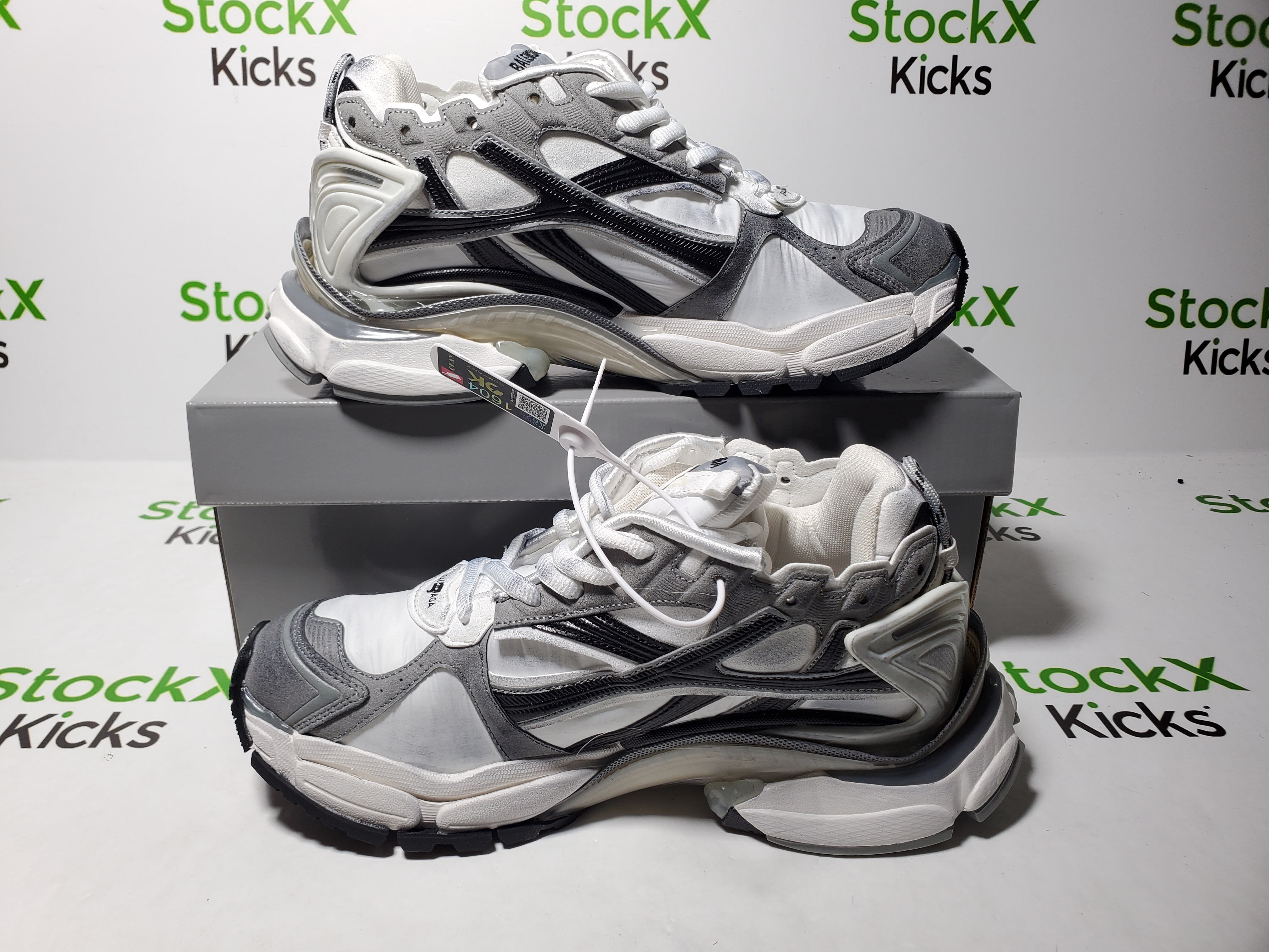 Balenciaga Runner Sneaker Grey White Black 772774 W3RNY 9012 review Stockicks 05