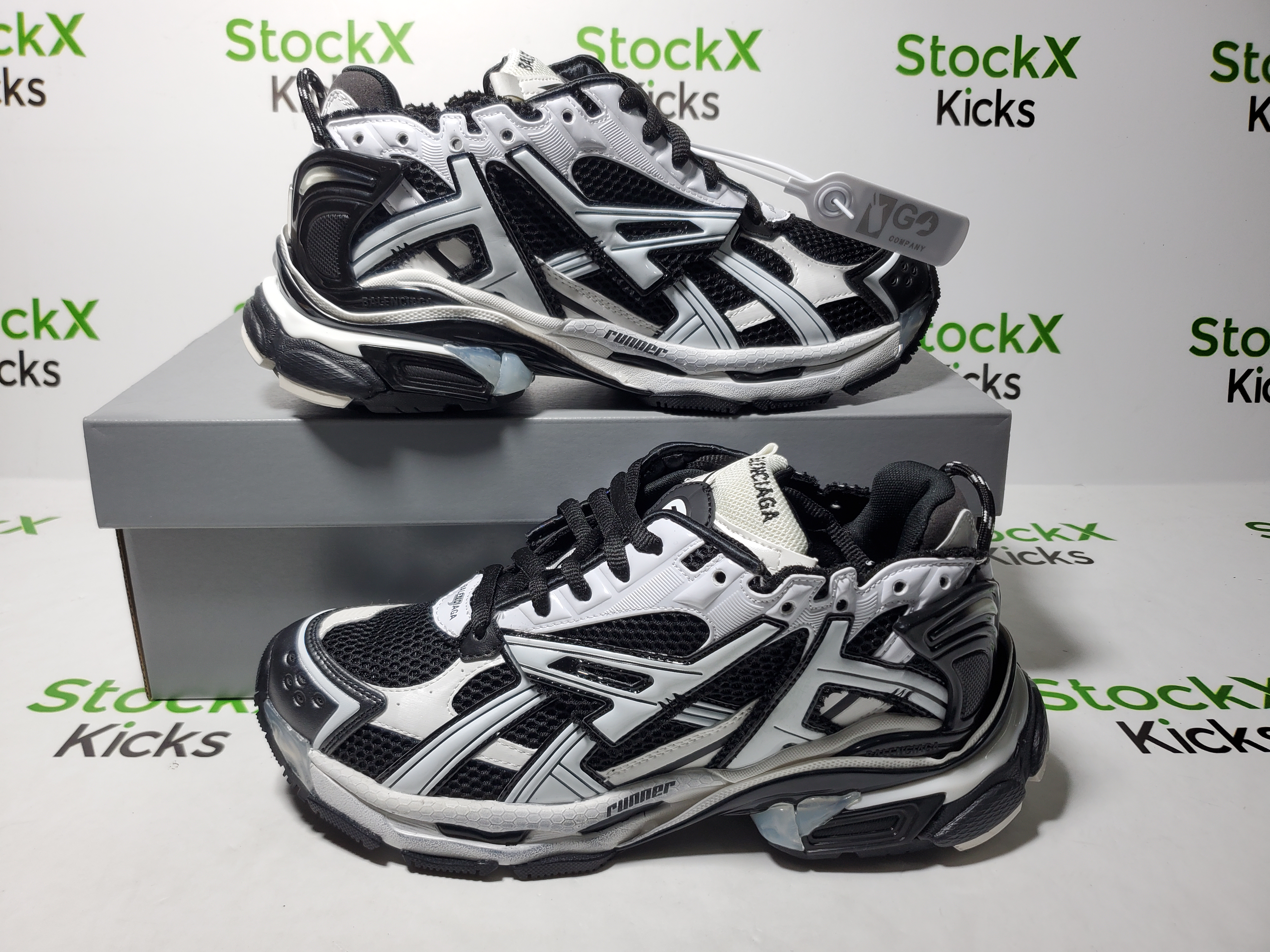 Balenciaga Runner Sneaker Black White 677403 Q3RB2 9010 review Stockicks 01