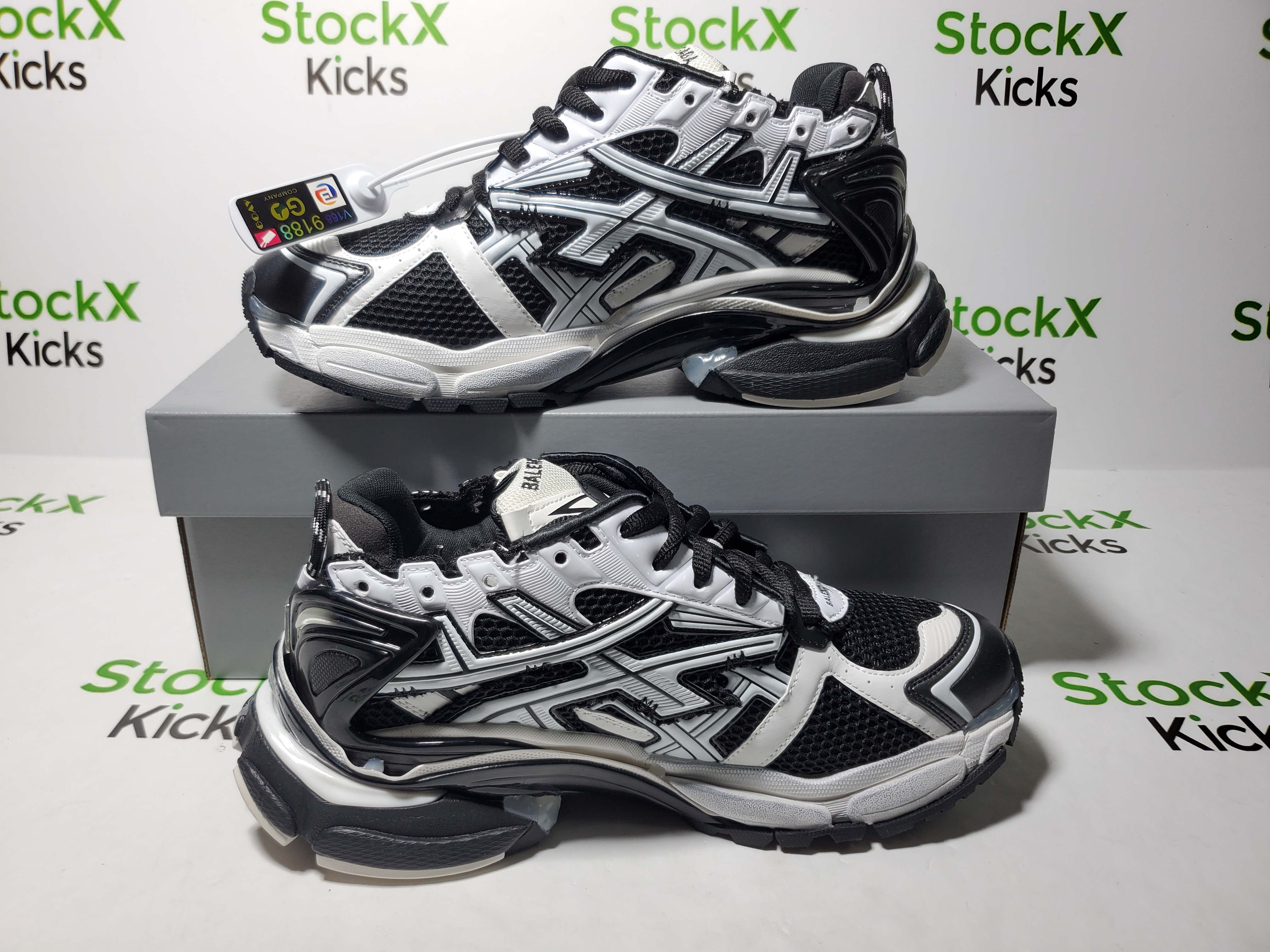 Balenciaga Runner Sneaker Black White 677403 Q3RB2 9010 review Stockicks 02