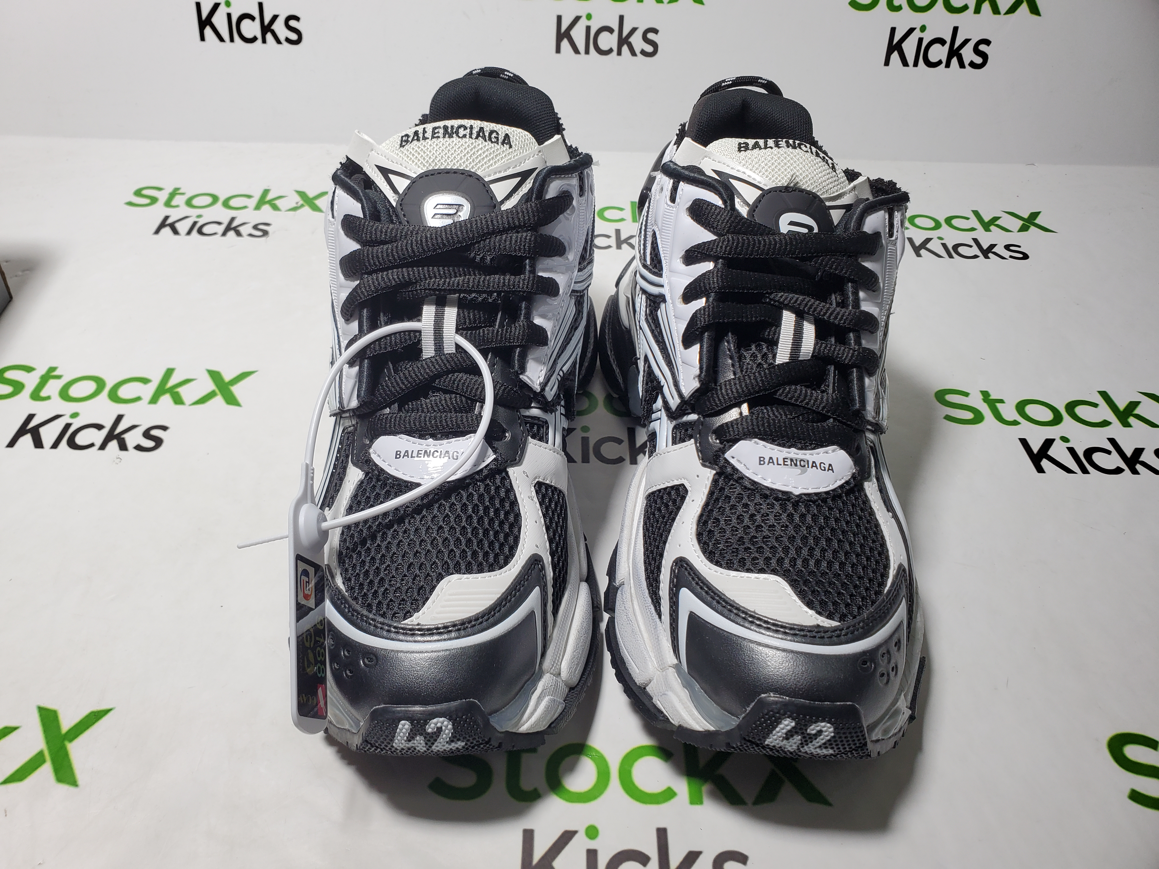Balenciaga Runner Sneaker Black White 677403 Q3RB2 9010 review Stockicks 04