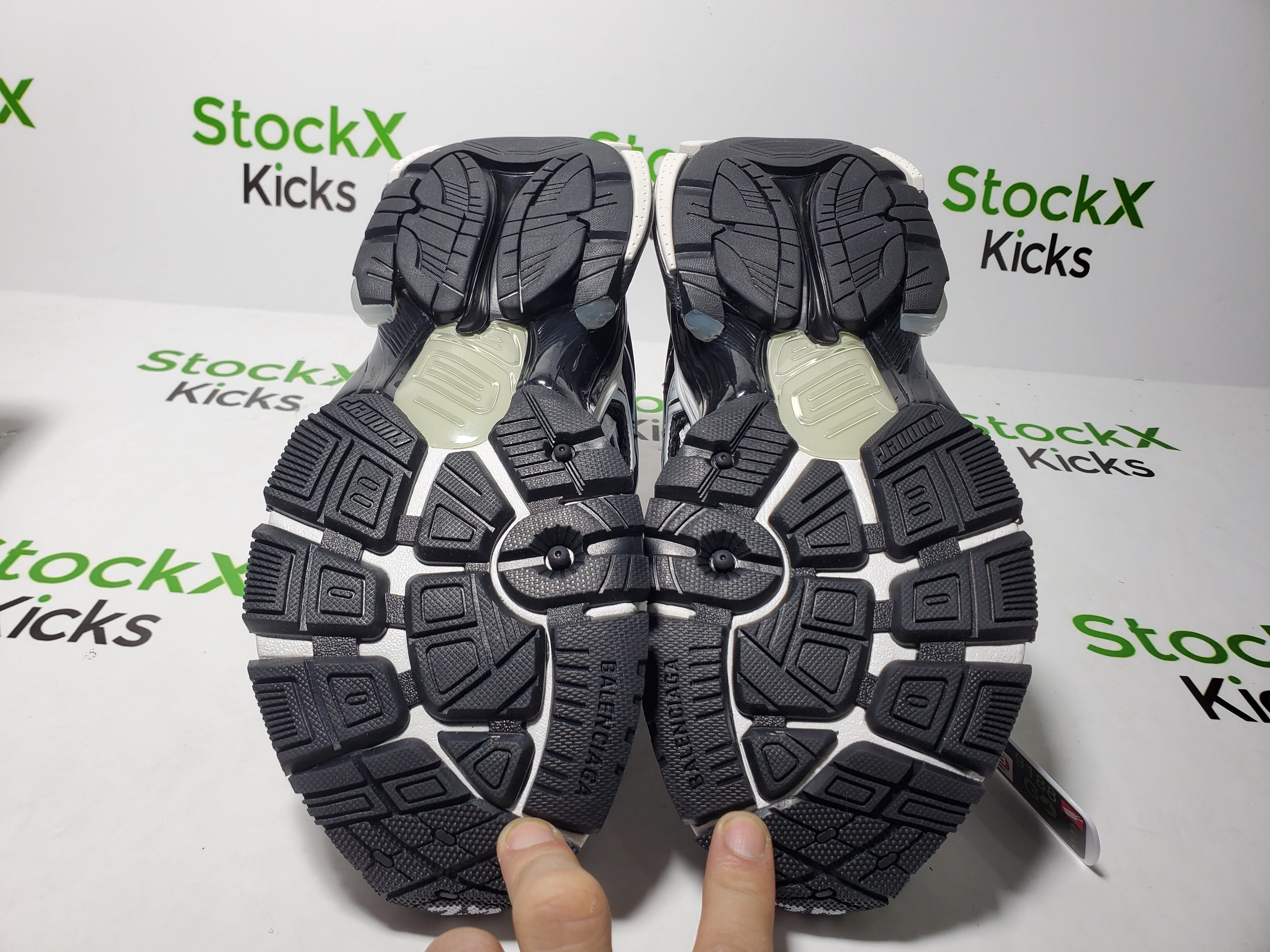 Balenciaga Runner Sneaker Black White 677403 Q3RB2 9010 review Stockicks 05