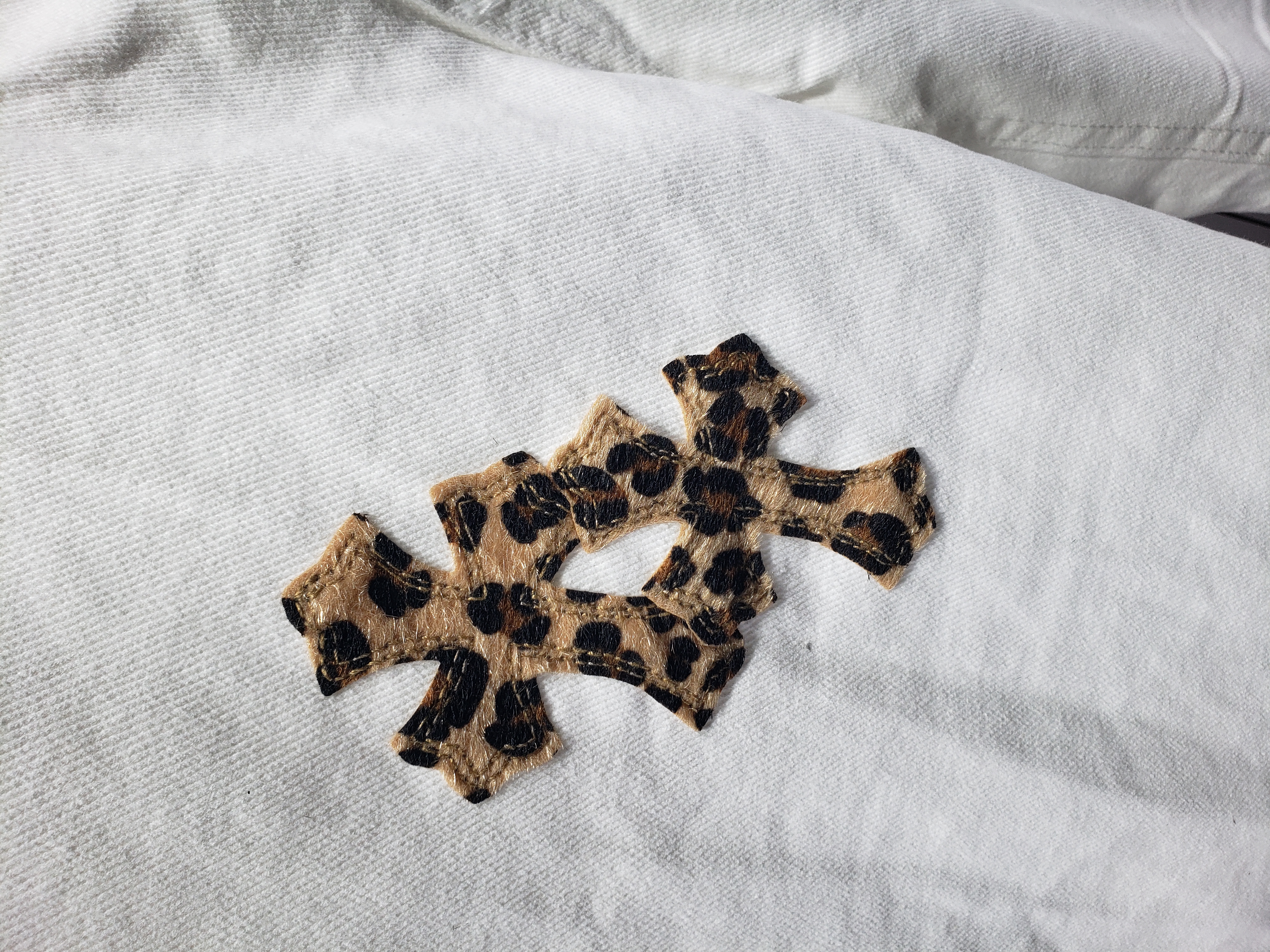 Chrome Hearts Leopard Cross Patch White Jeans White review Stockicks 02