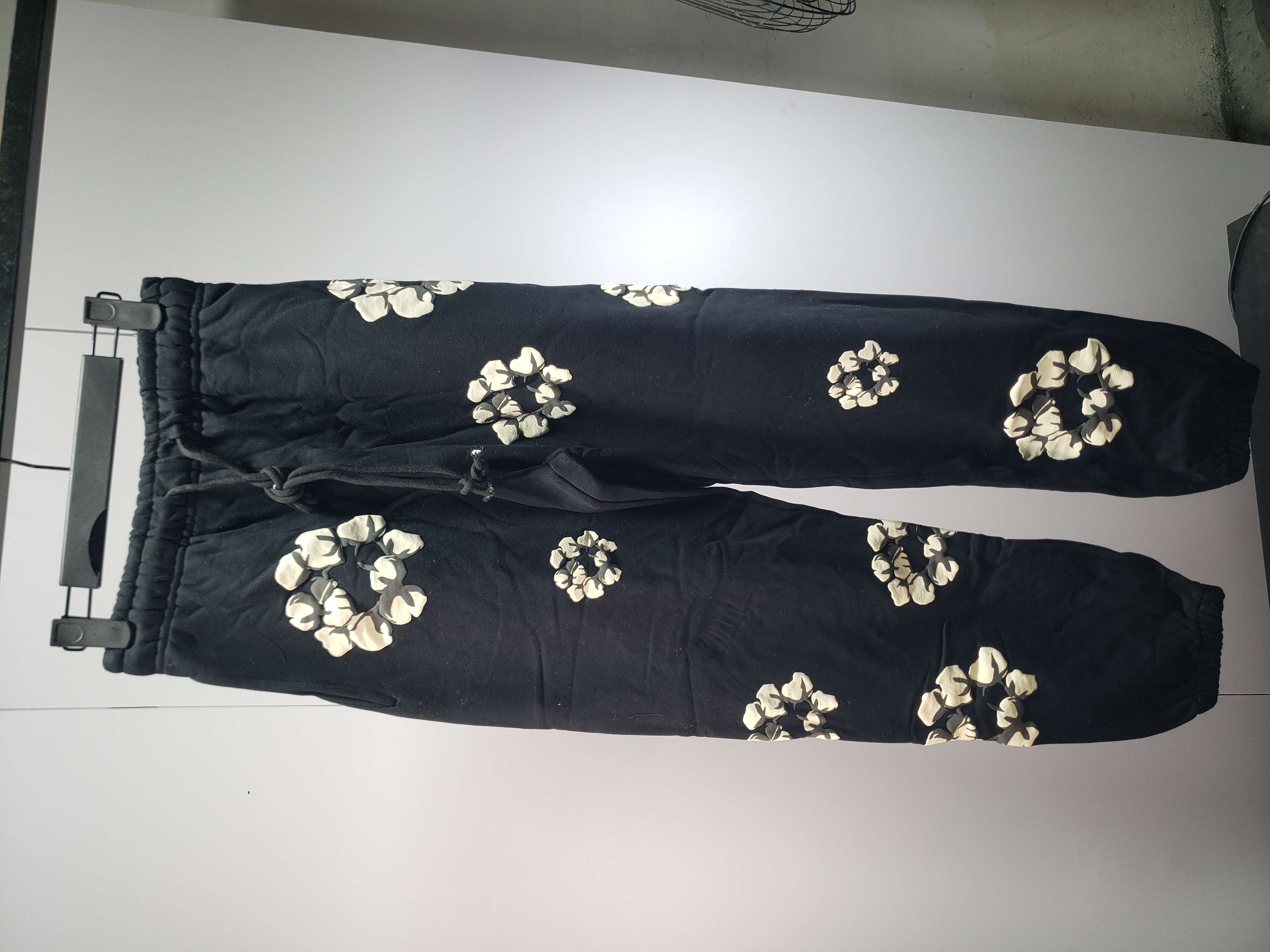 Denim Tears x CPFM Cactus Tears Wreath Sweatpant Black YZ 241209 review Stockicks 01