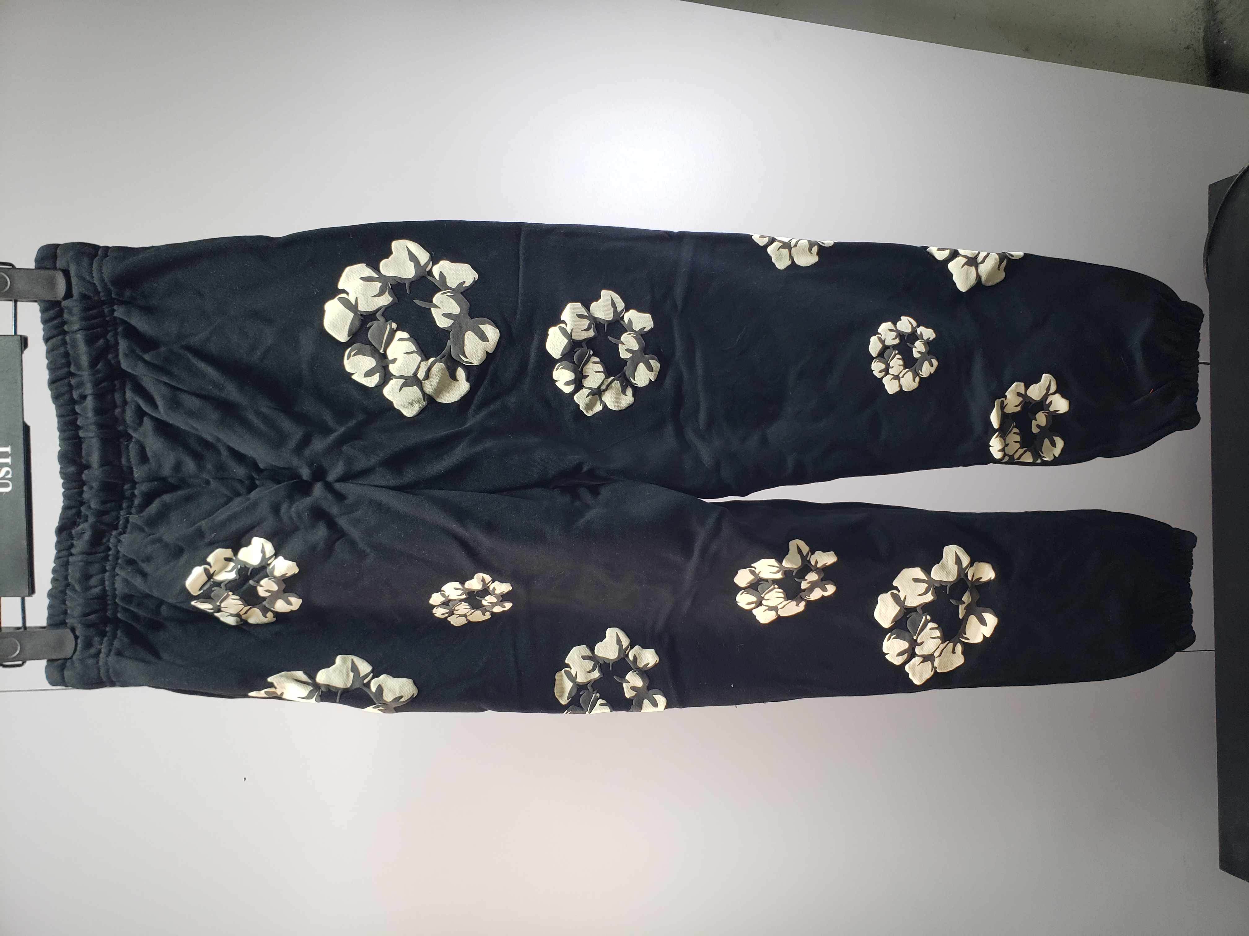 Denim Tears x CPFM Cactus Tears Wreath Sweatpant Black YZ 241209 review Stockicks 03