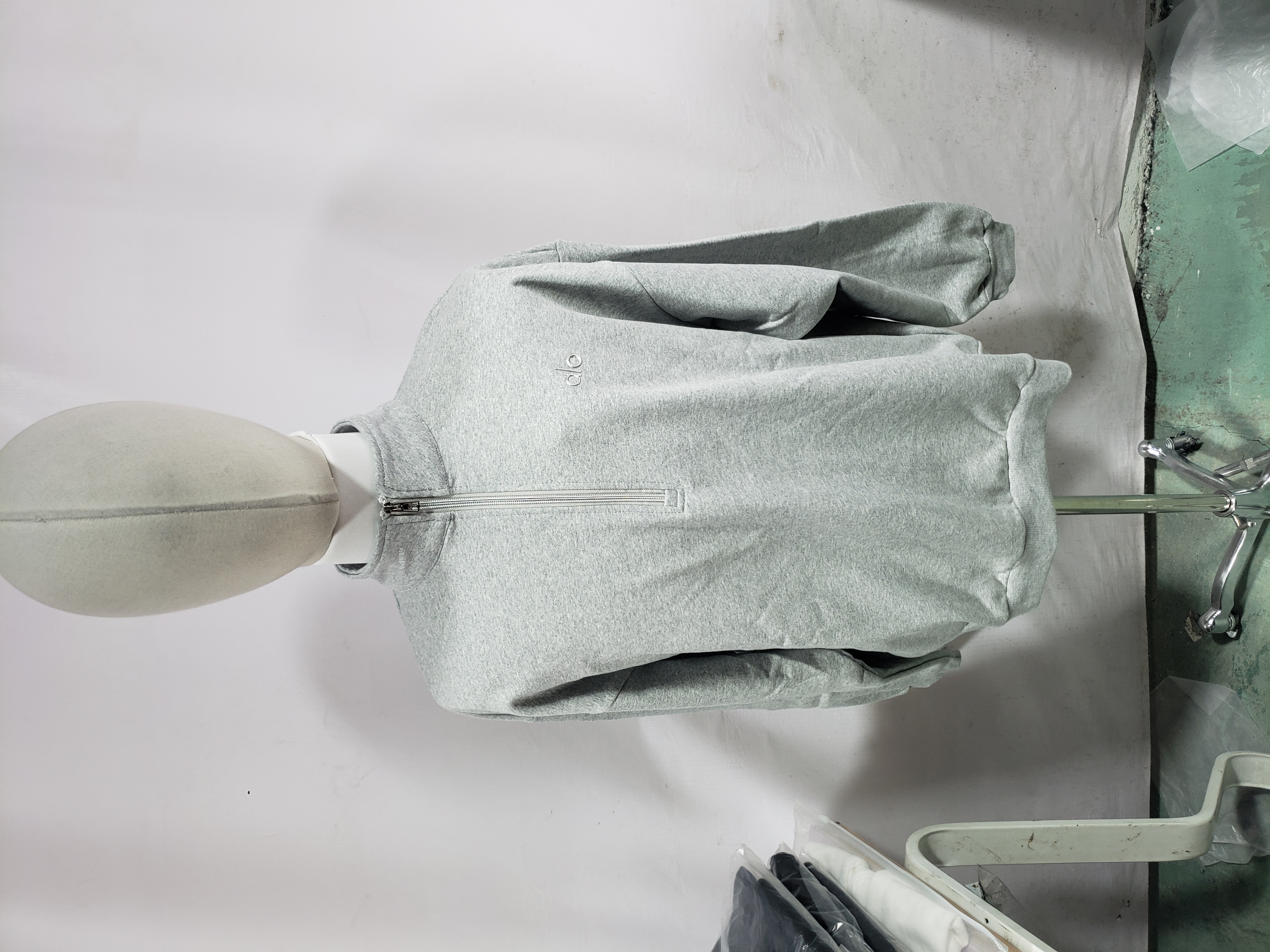 Alo Yoga Accolade 1/4 Zip Pullover Grey review Stockicks 01