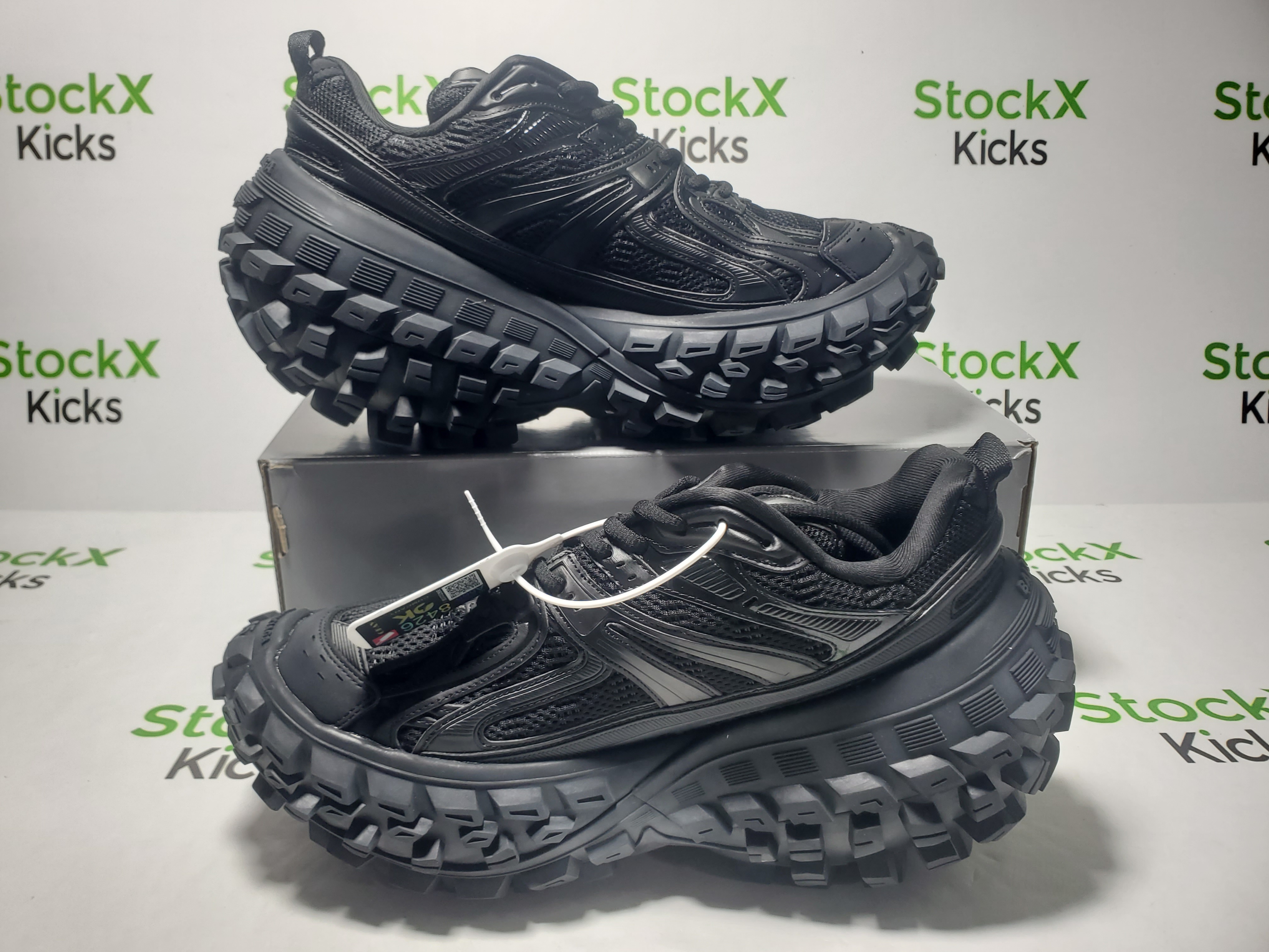 Balenciaga Defender Black 685613 W2RA6 1000 review Stockicks 02