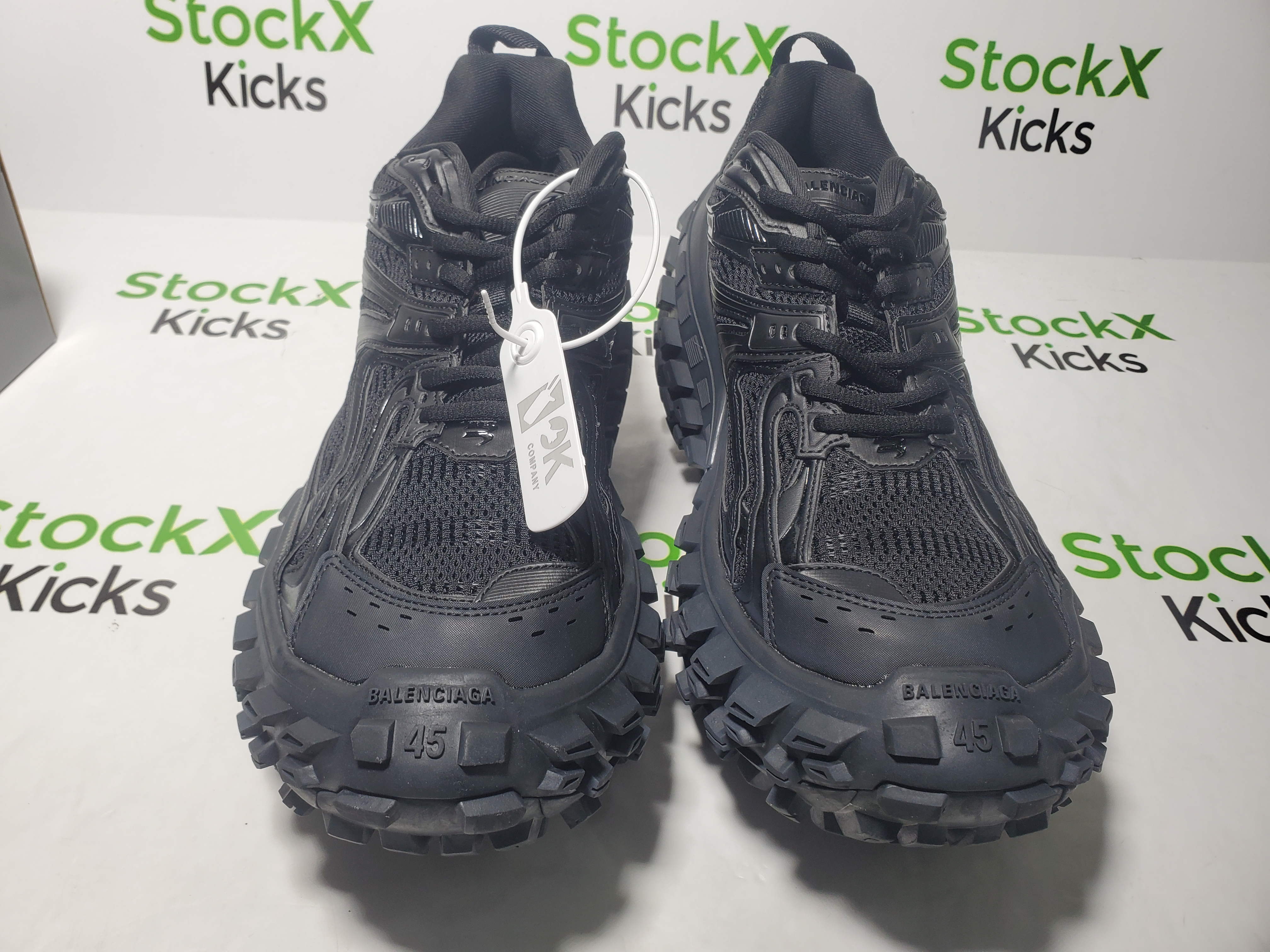 Balenciaga Defender Black 685613 W2RA6 1000 review Stockicks 04