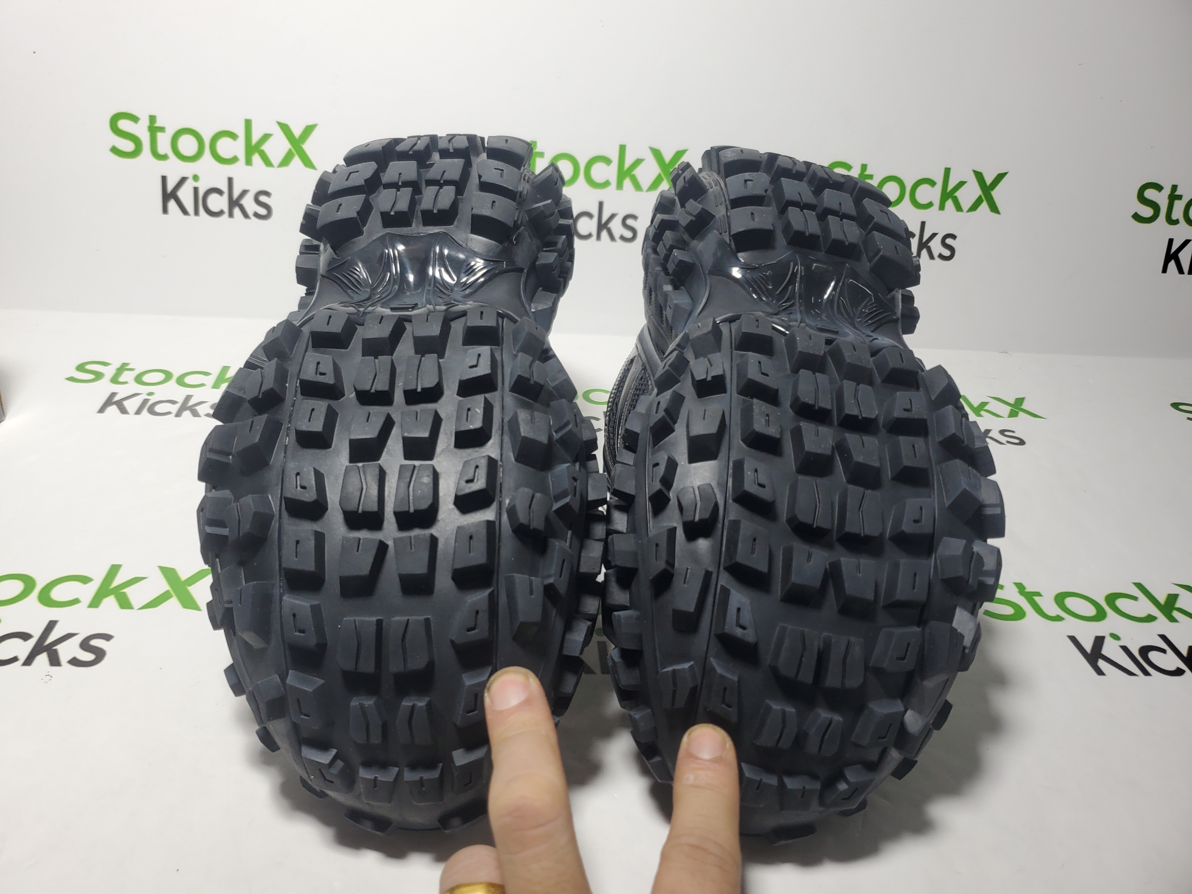 Balenciaga Defender Black 685613 W2RA6 1000 review Stockicks 05