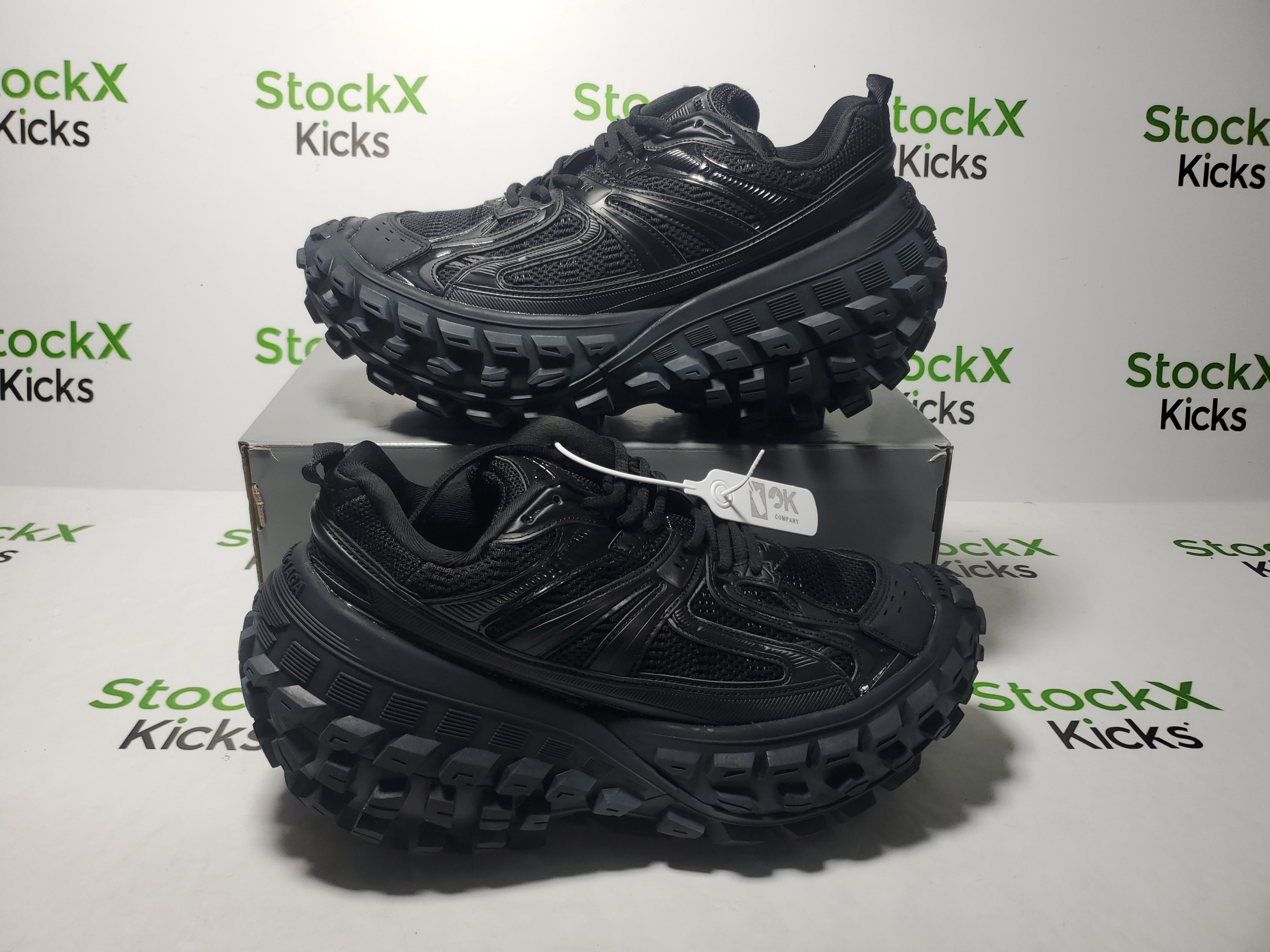 Balenciaga Defender Black 685613 W2RA6 1000 review Stockicks 01