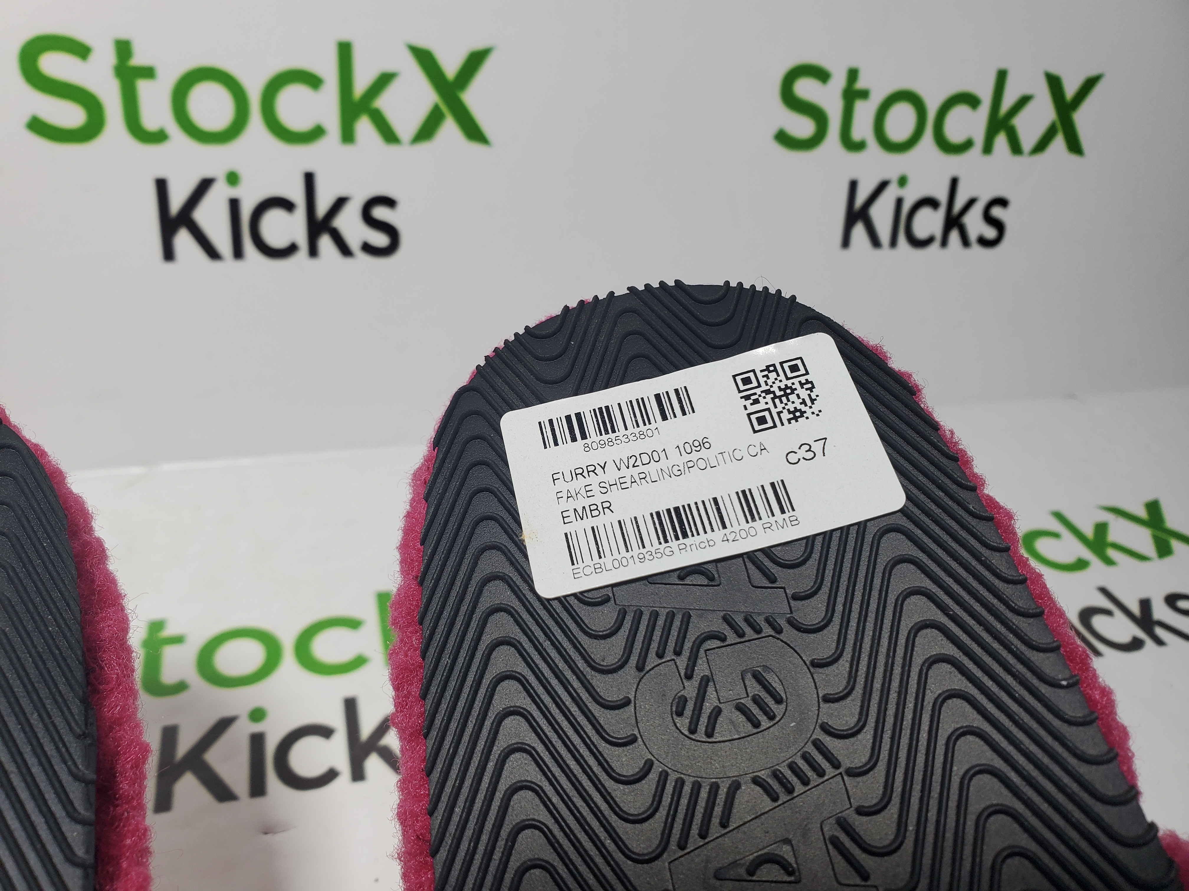 Balenciaga Cities Paris Furry Slide Bright Red review Stockicks 06