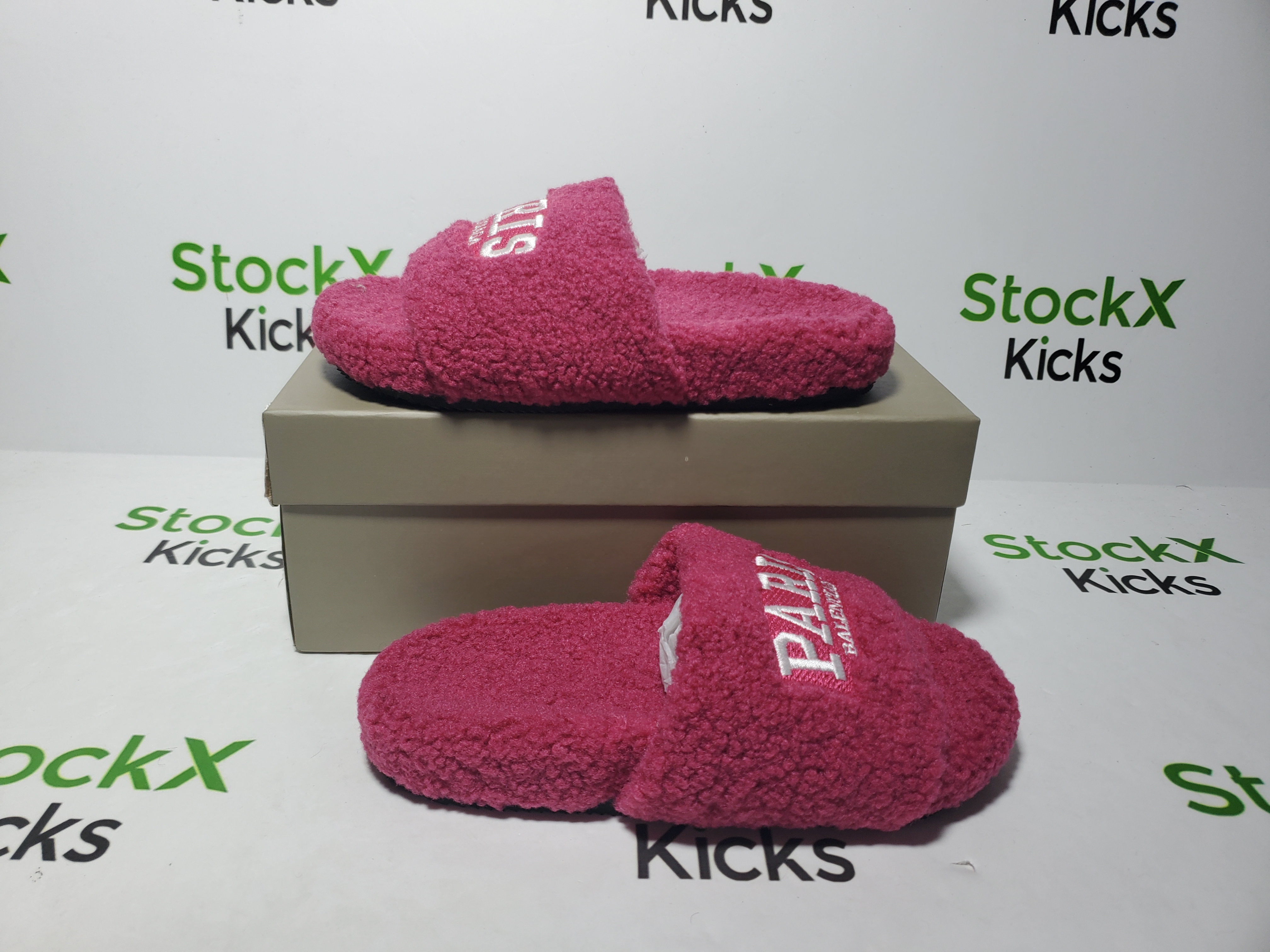 Balenciaga Cities Paris Furry Slide Bright Red review Stockicks 02