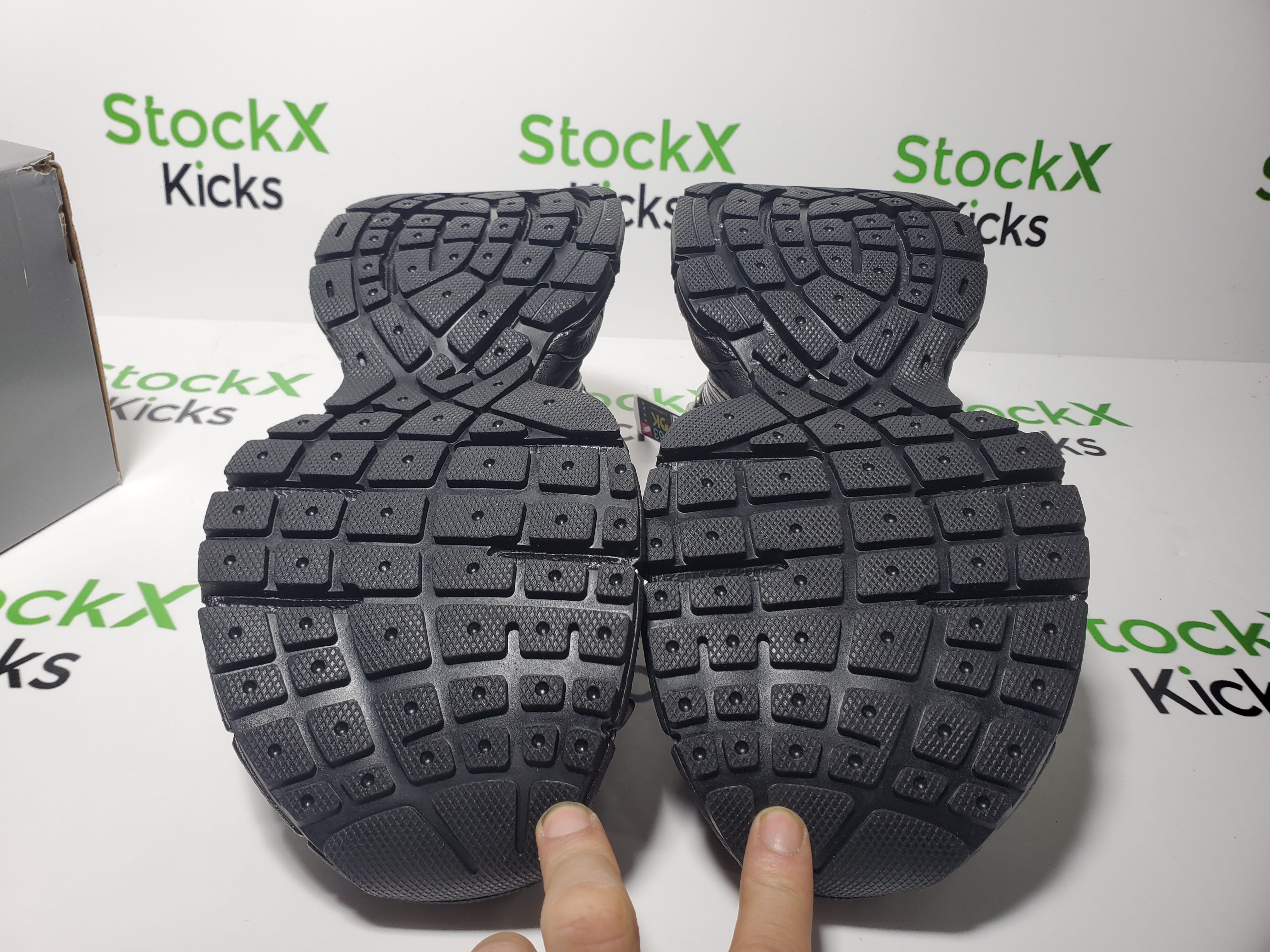 Balenciaga 3XL Sneaker Chain Black 825622W3XPL1882 review Stockicks 05