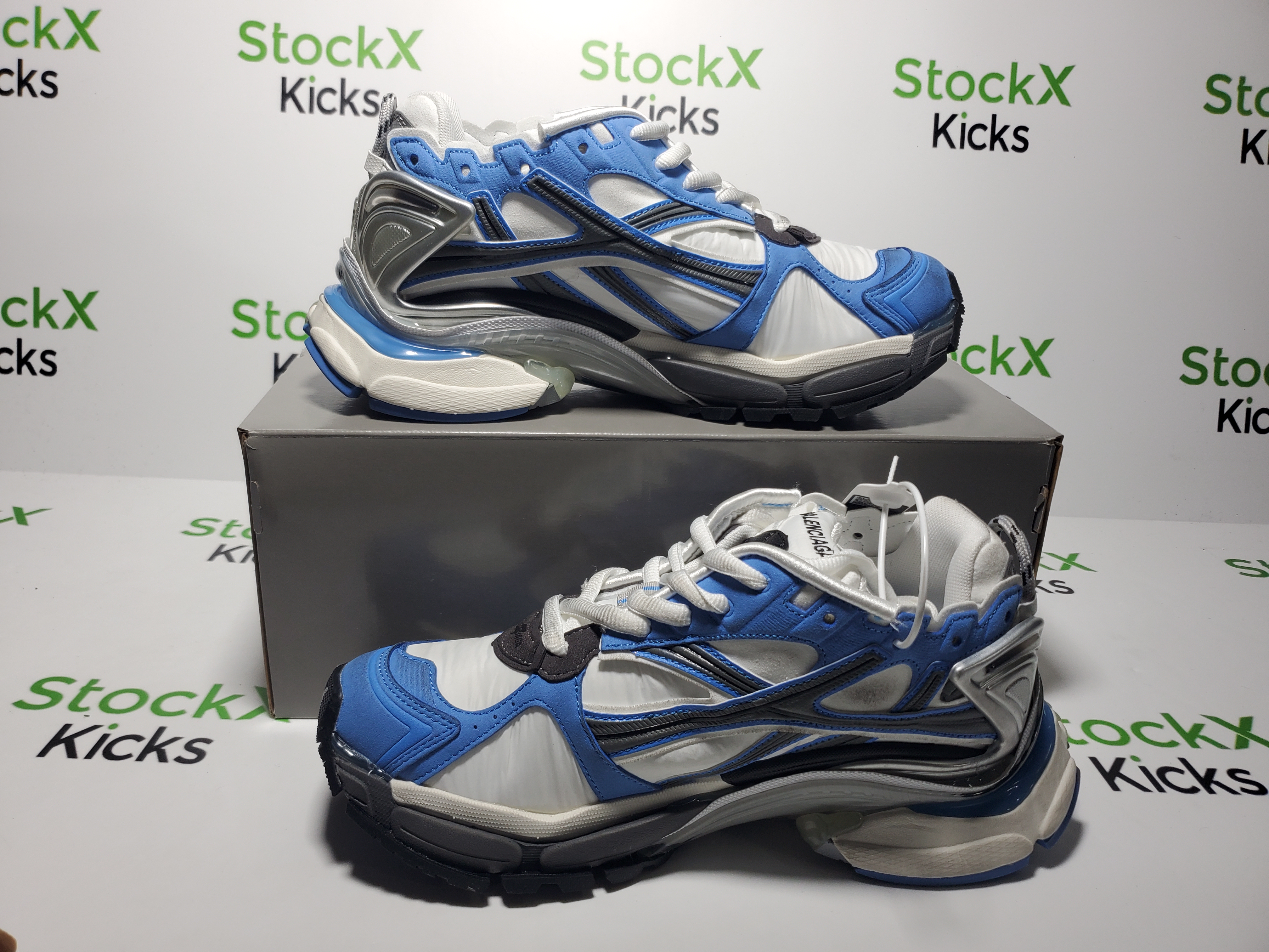 Balenciaga Runner Sneaker Worn-Out - Blue Grey 772774 W3RNY 4912 review Stockicks 01