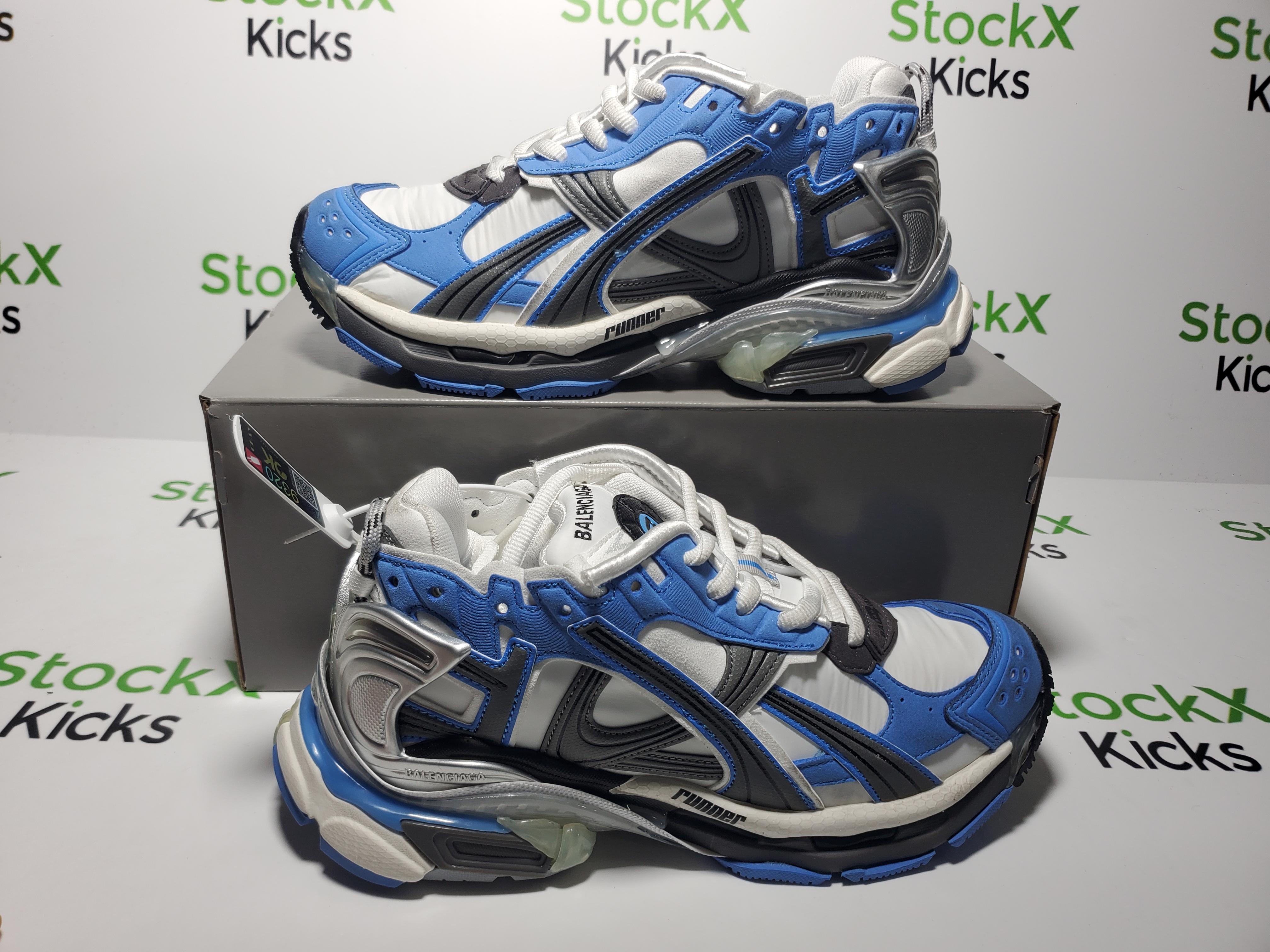 Balenciaga Runner Sneaker Worn-Out - Blue Grey 772774 W3RNY 4912 review Stockicks 02