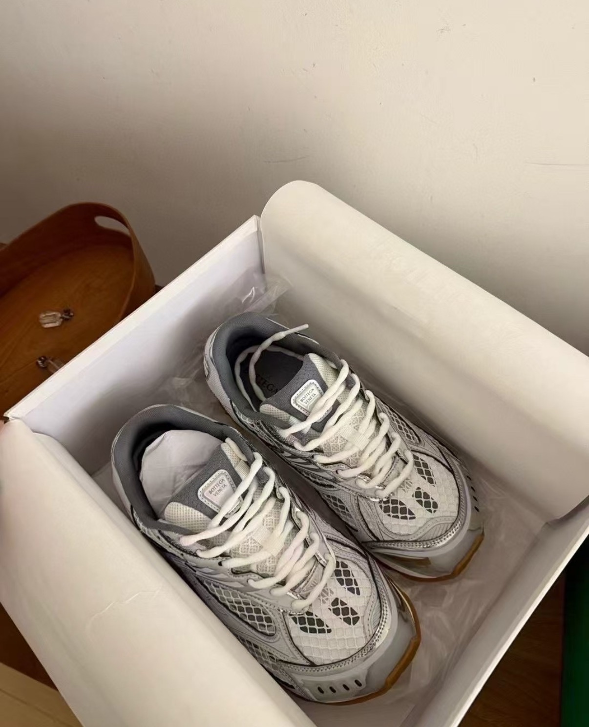 【TOP PK Batch】Bottega Veneta Orbit Silver White review Colby Sullivan