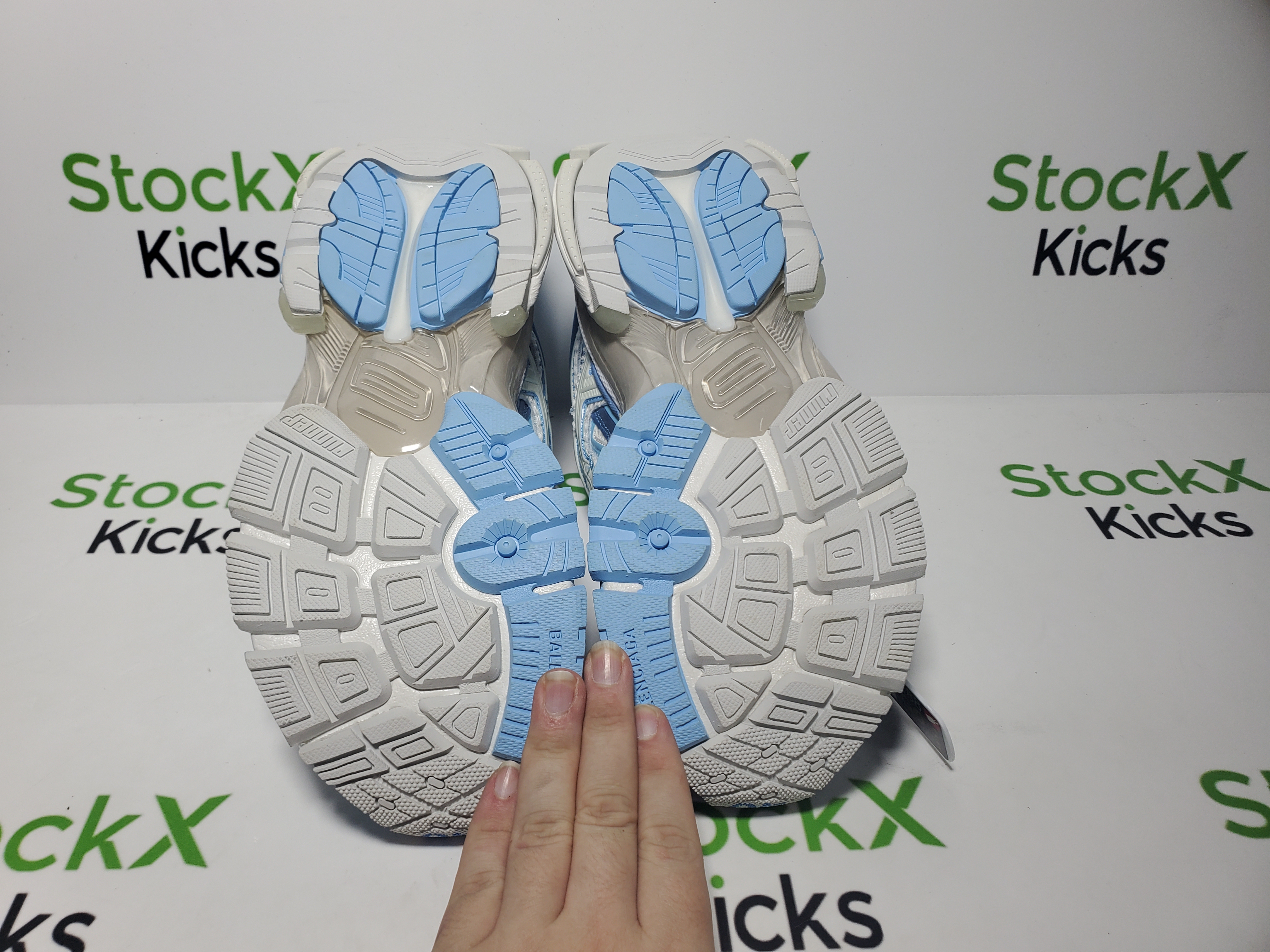 Balenciaga Runner White Light Blue 677402 W3RB2 9744 review 4