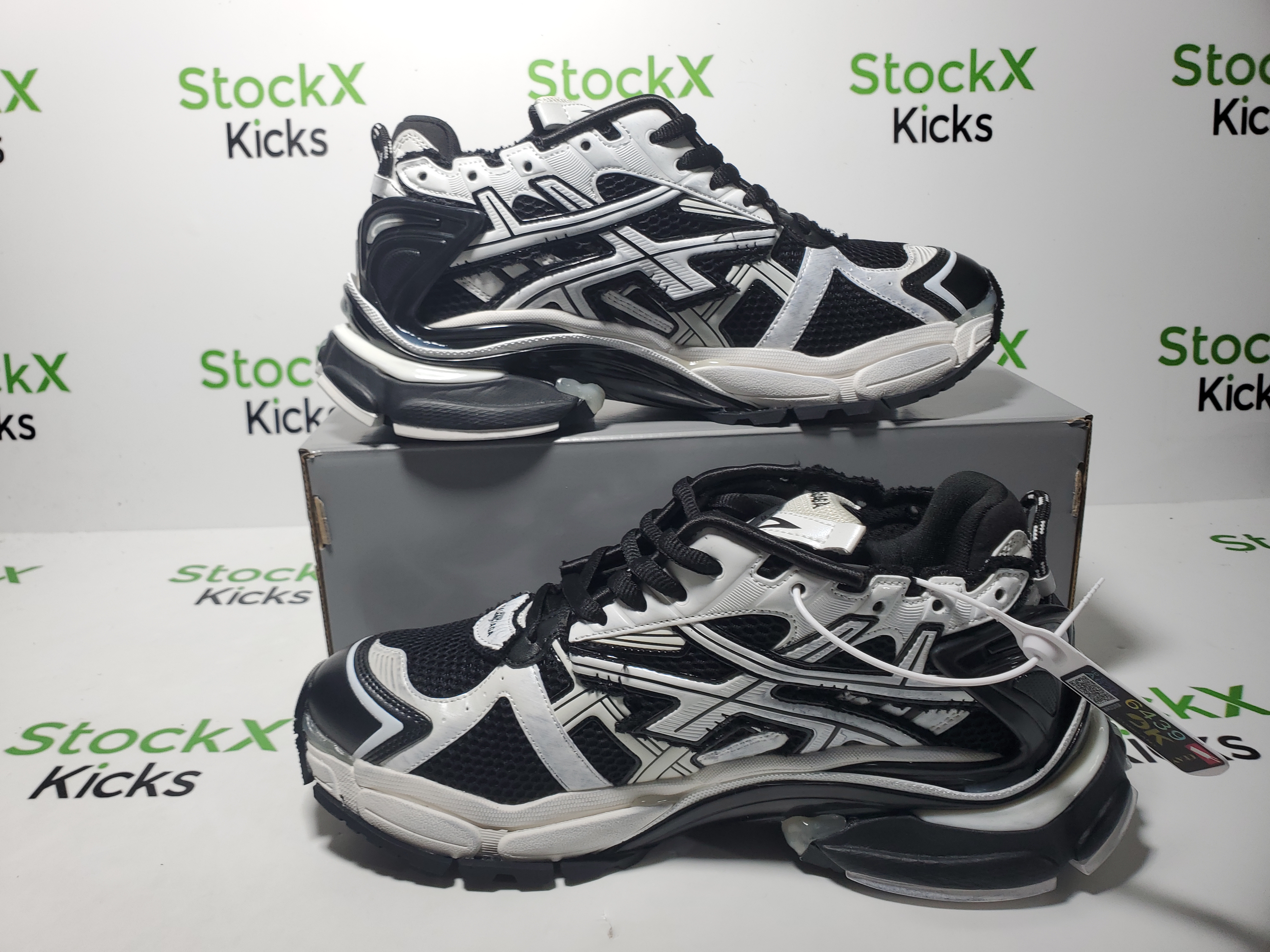 Balenciaga Runner Sneaker Black White 677403 Q3RB2 9010 review 2