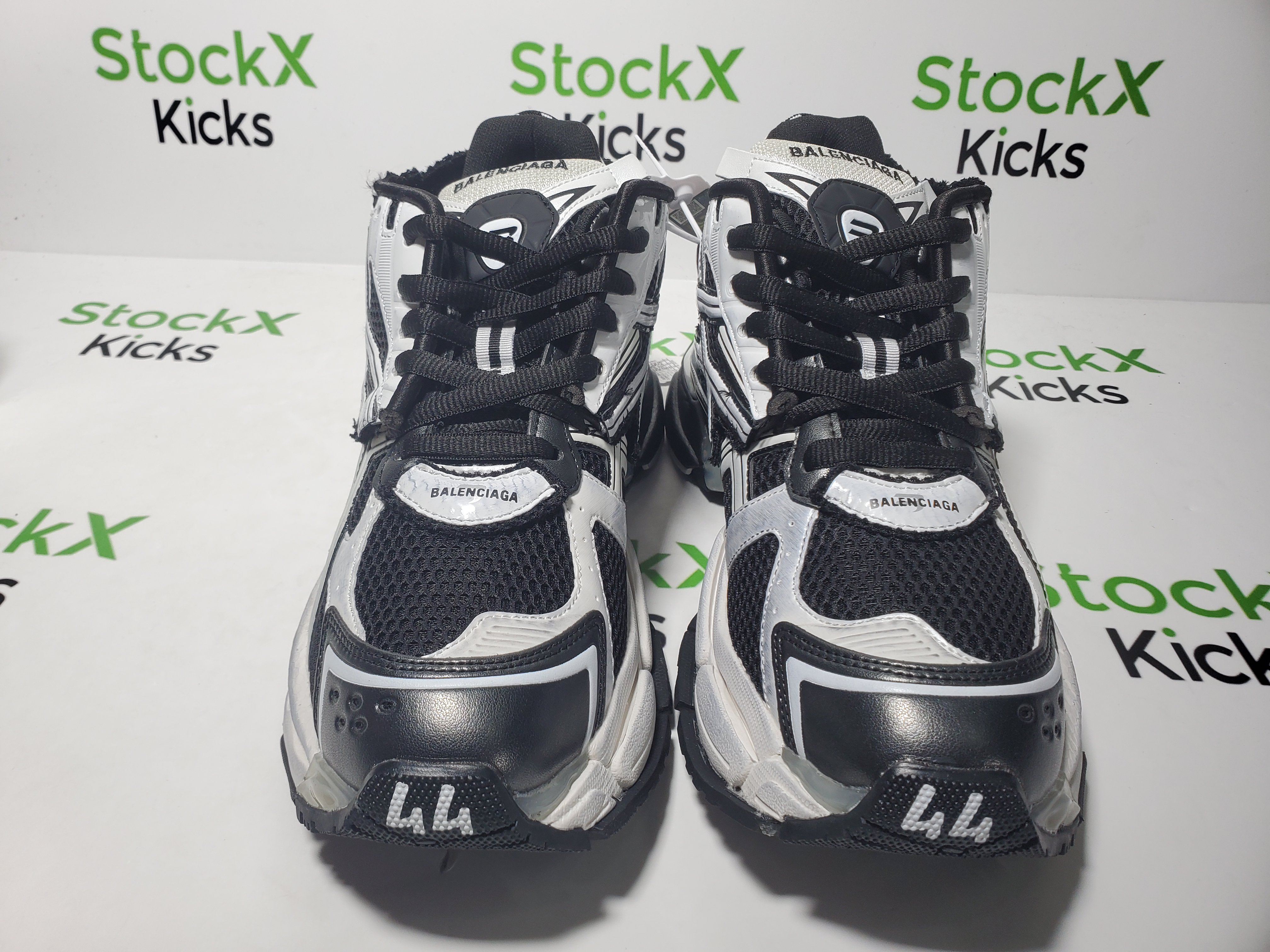 Balenciaga Runner Sneaker Black White 677403 Q3RB2 9010 review 4