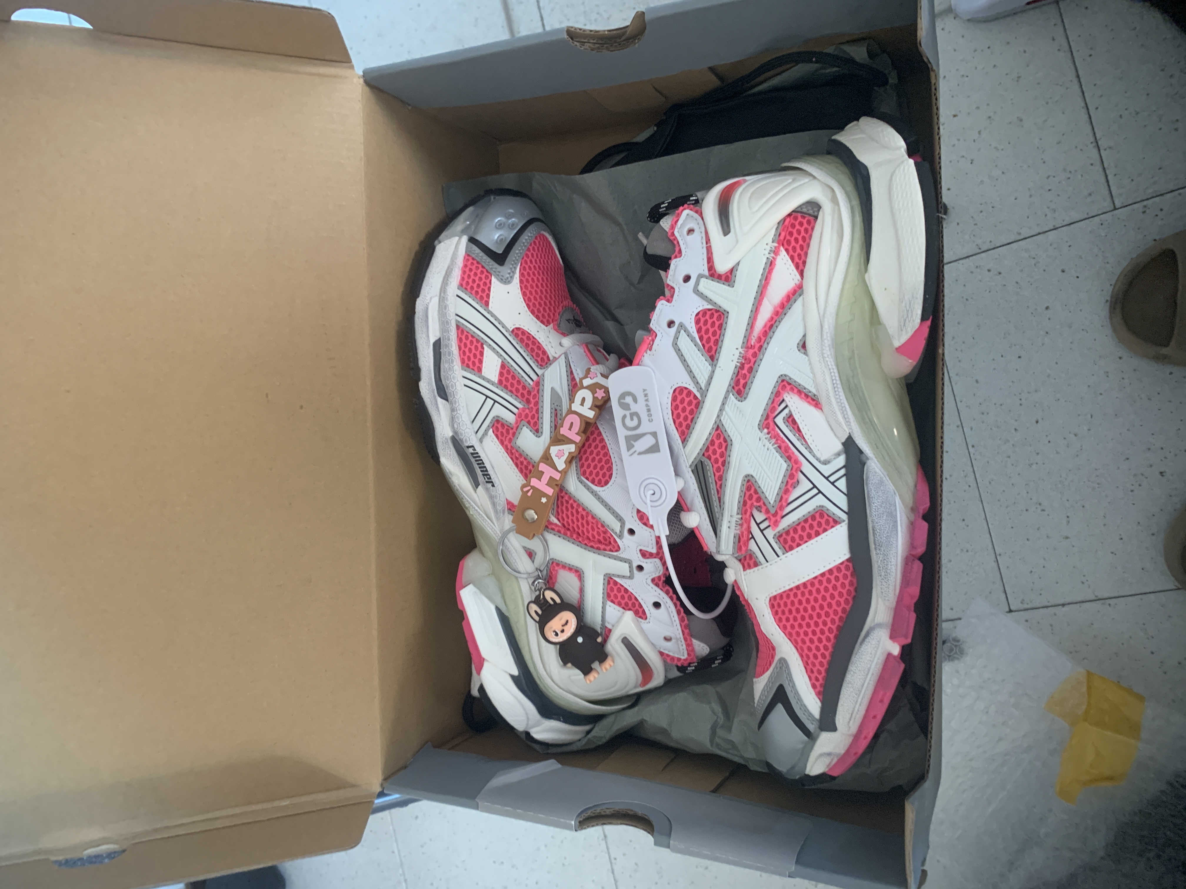 Balenciaga Runner White Fluo Pink 677402 W3RBN 9155 review Balenciaga 03